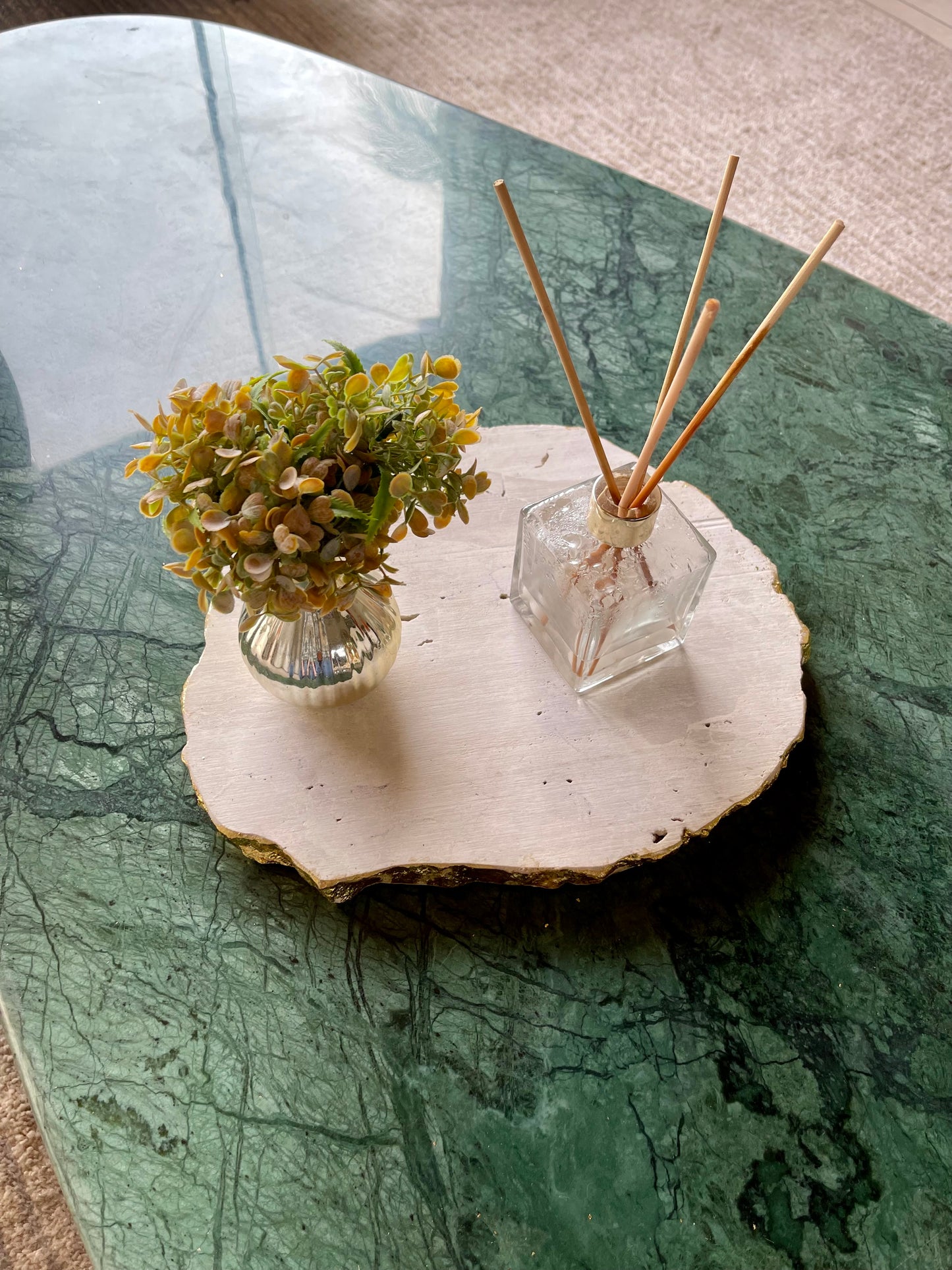 Platter - Mármore Travertino White Cream - Textura Levigado (Natural) com folha de ouro na borda - 36 Cm de diâmetro!