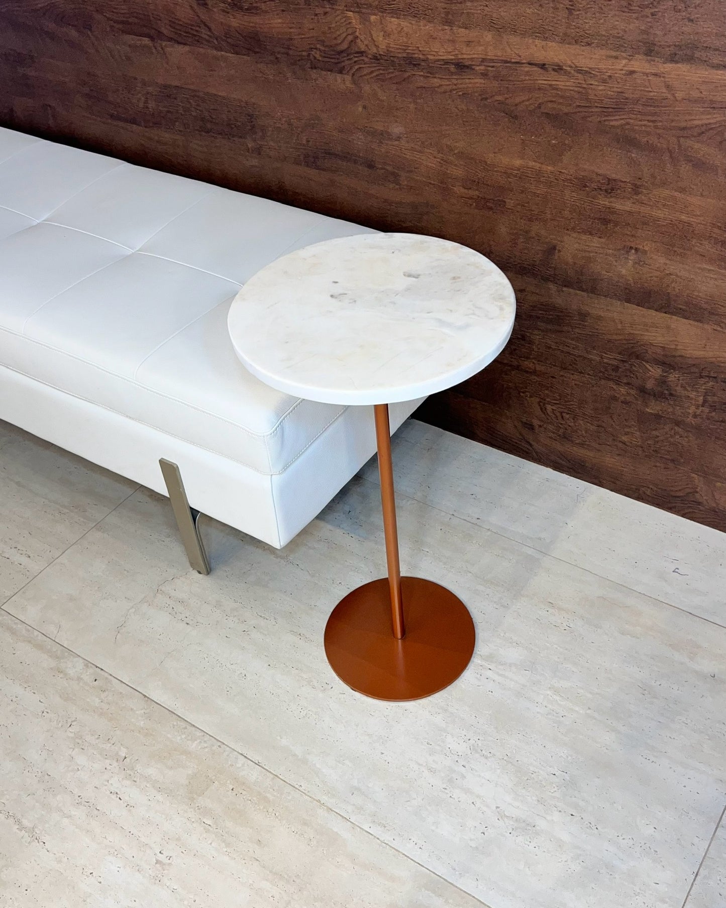 Mesa de Apoio - Mármore Calacatta - Base cor Cobre