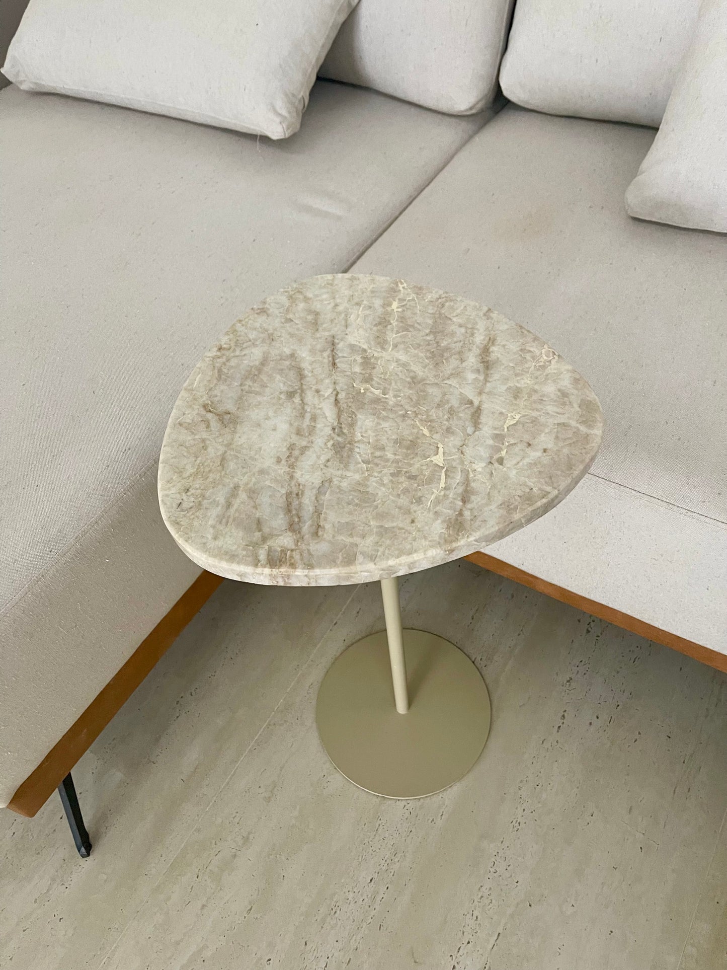Mesa de Apoio - Linha Essencialle - Quartzito Taj Mahal - Base cor Marfim Redonda