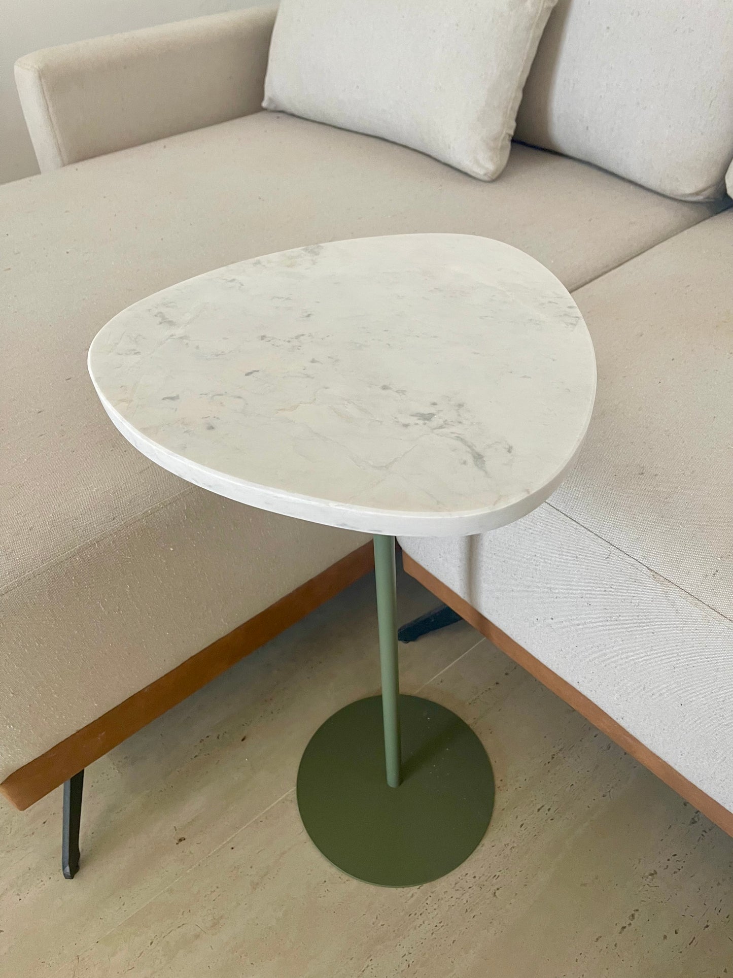 Mesa de Apoio - Linha Essencialle - Mármore Calacatta - Base cor Verde