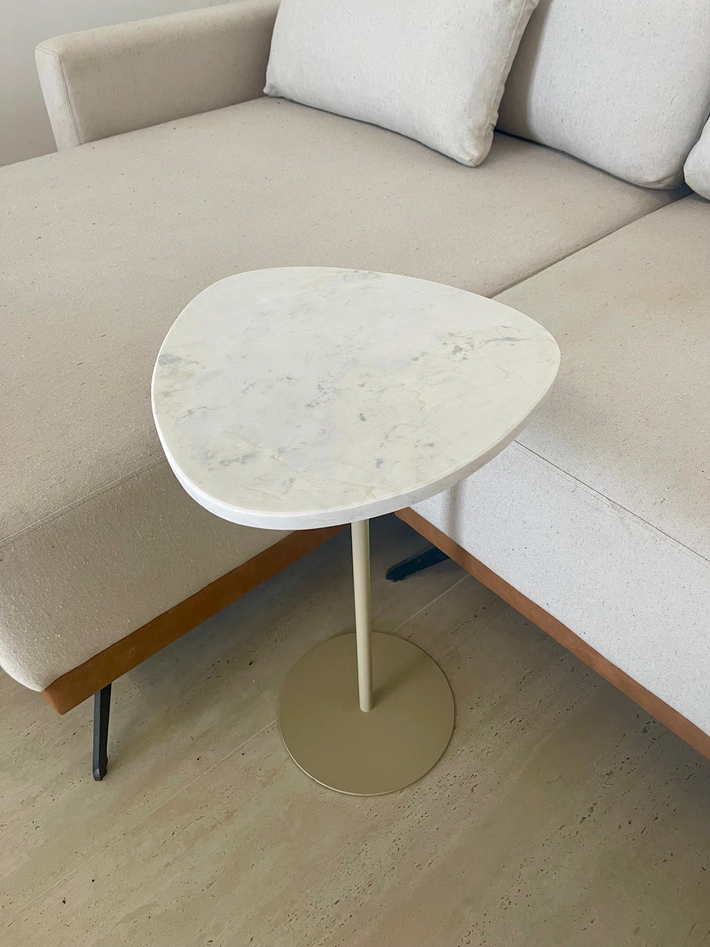 Mesa de Apoio - Linha Essencialle - Mármore Calacatta - Base cor Bege