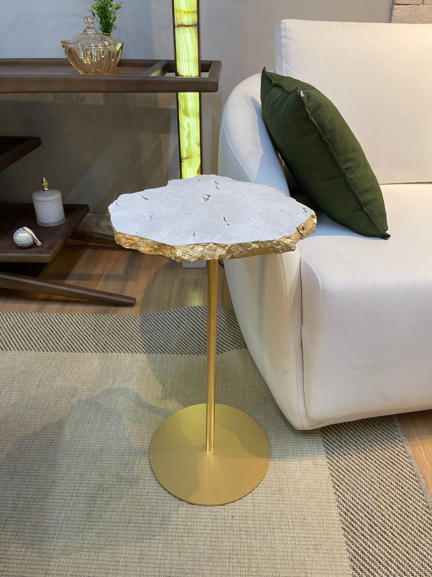 Mesa Lateral Zera - Mármore Travertino White Cream - Borda Metalik Ouro- Base cor Ouro