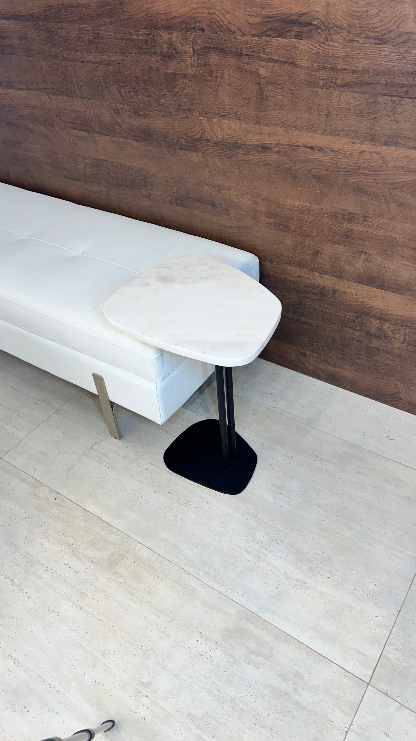 Mesa Lateral - Linha Concha - Mármore Calacatta/ Base cor Preta