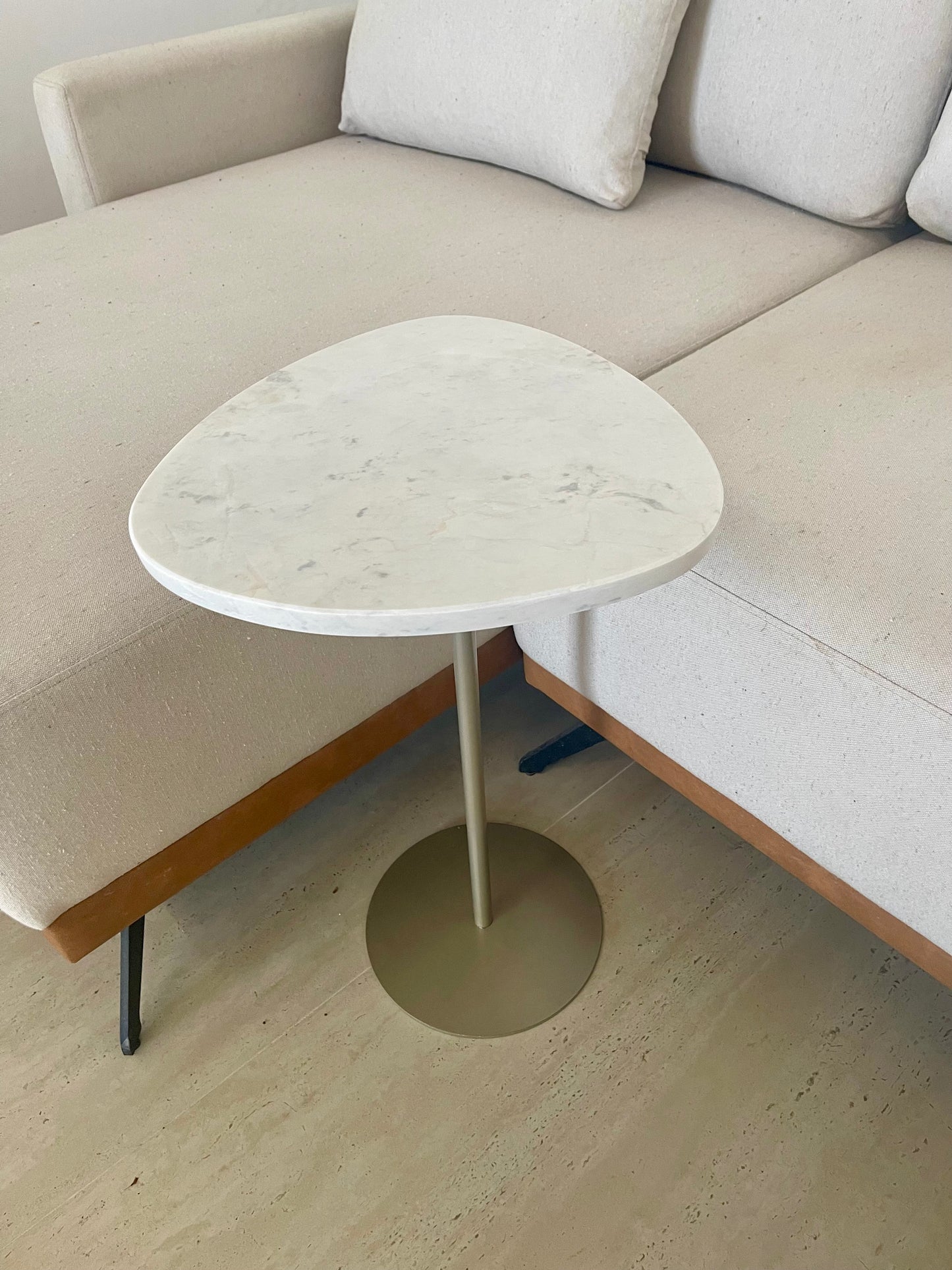 Mesa de Apoio - Linha Essencialle - Mármore Calacatta - Base cor Champanhe