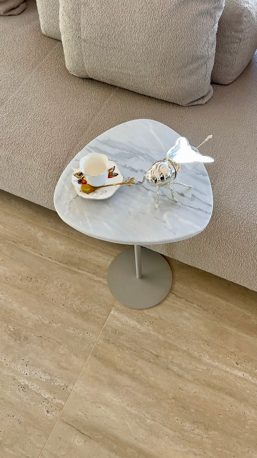 Mesa de Apoio - Linha Essencialle - Mármore Grigio Vulcano- Base cor Cinza Redonda