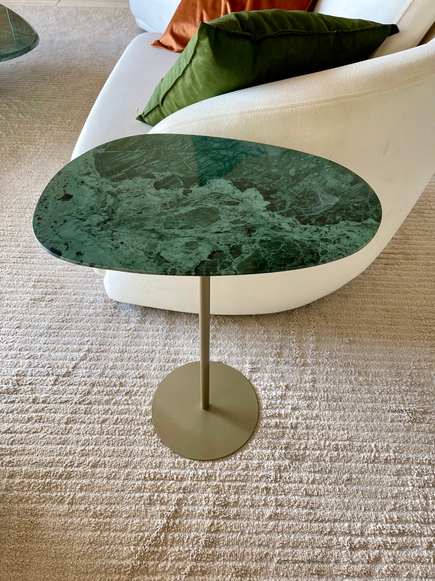 Mesa - Lateral Tulipa Mármore Verde Guatemala Sarinen - Base Champanhe