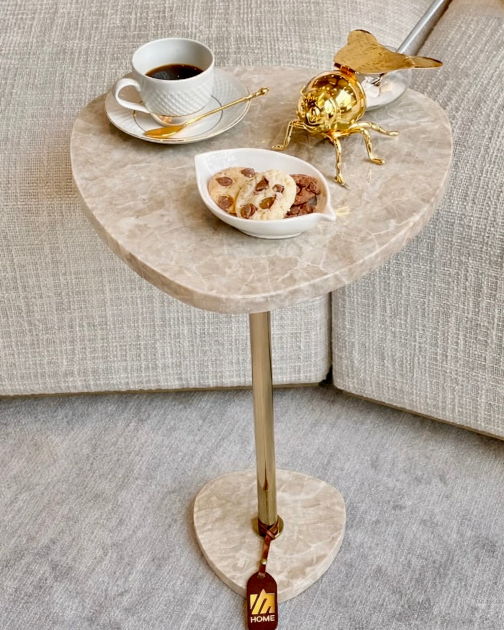Mesa de Apoio Sangiovese - Quartzito Taj Mahal - Edição Especial - Haste cor Dourada - Textura Polida