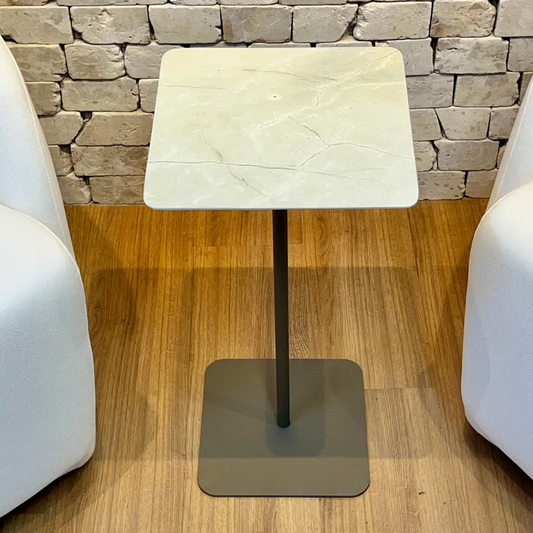 Mesa Lateral Quadratto - Mármore Crema Deep - Base cor Fendi