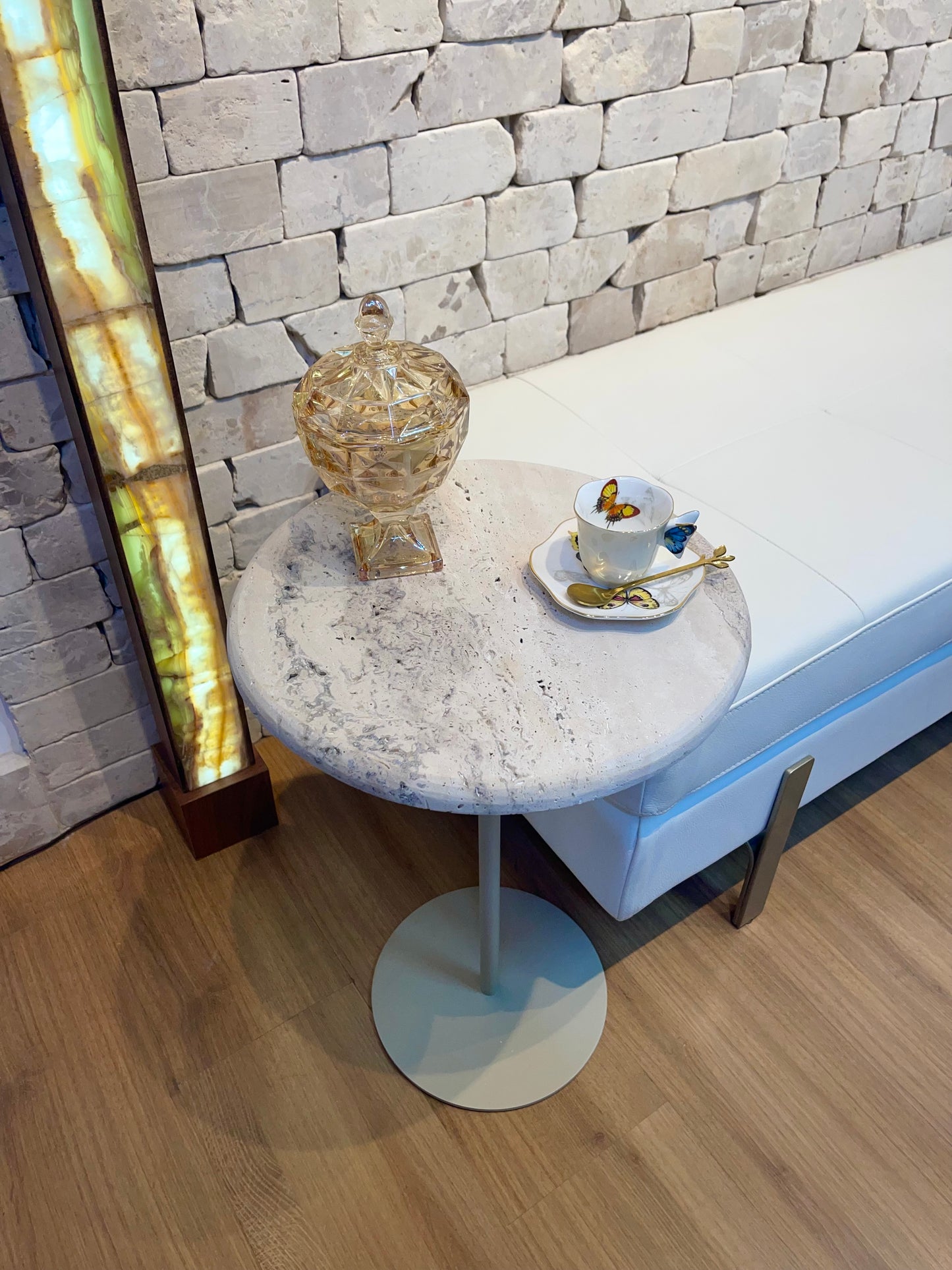 Mesa Lateral - Mármore Travertino Romano Legítimo - Linha Zera - Base cor Capuccino - Acabamento Abaulado