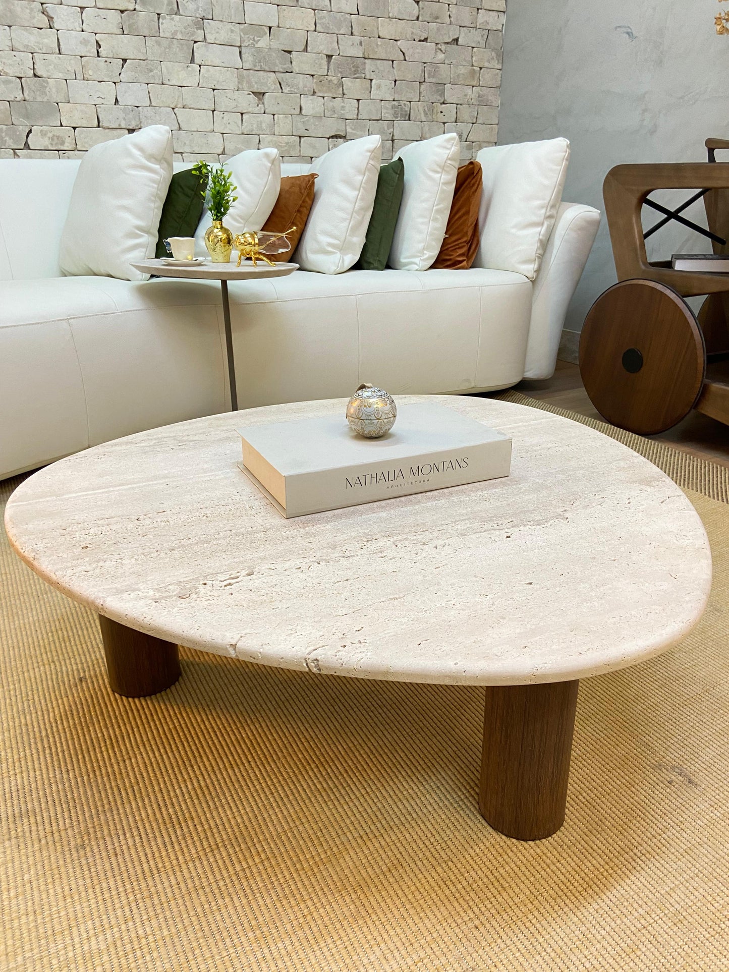 Mesa de Centro - Sangiovese Mármore Travertino Romano - Textura Natural - Base Cilindro Pequeno