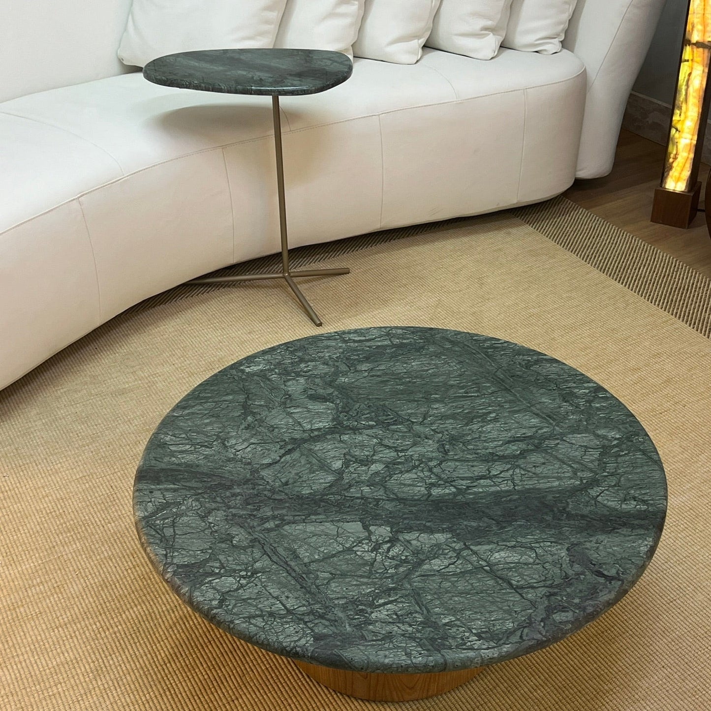 Mesa de Centro - Malbec Dallas  Mármore Verde Guatemala - Base Cilindrica Grande
