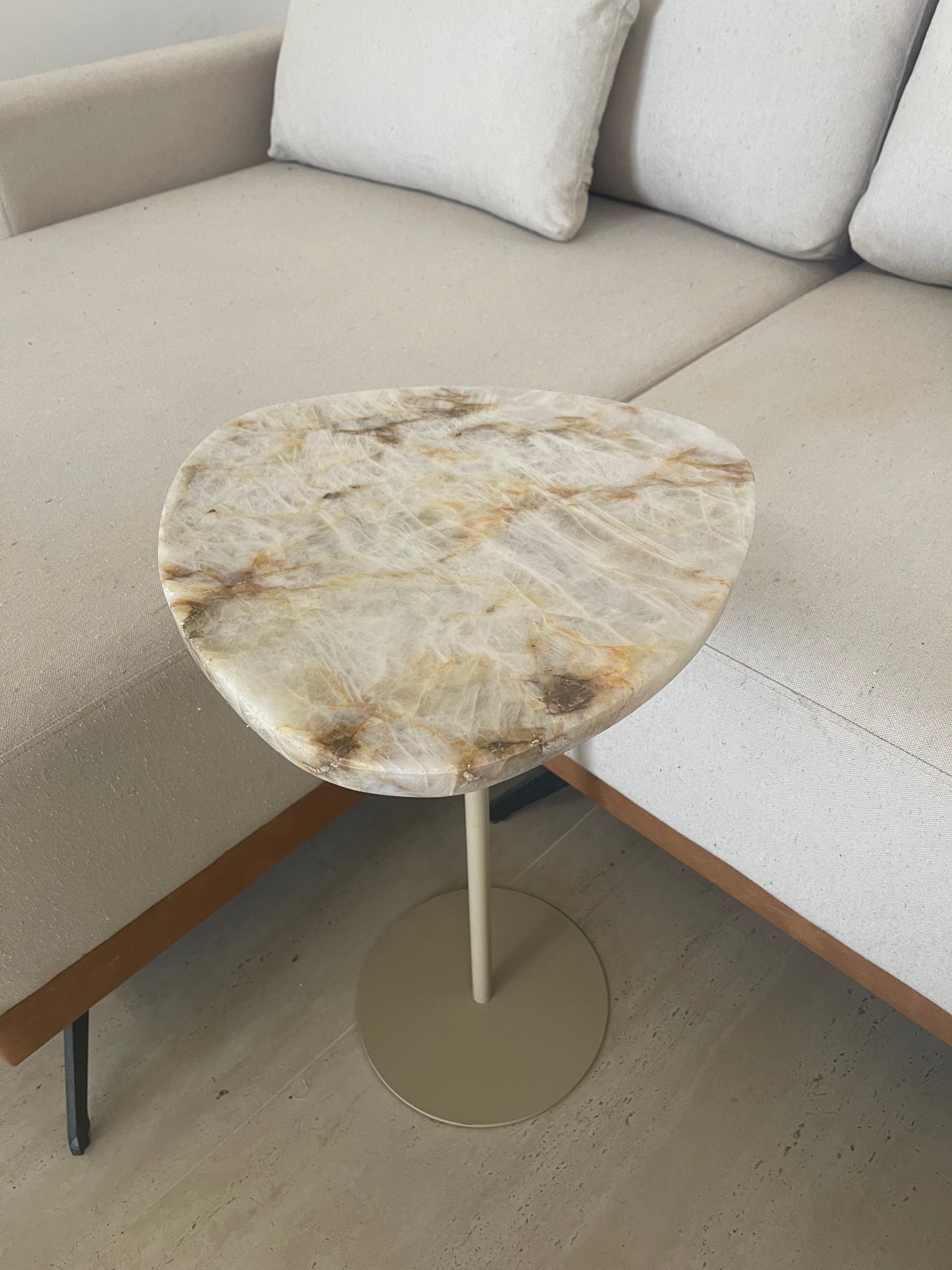 Mesa de Apoio - Linha Essencialle - Quartzito Cristallo Gold- Base cor Bege Redonda