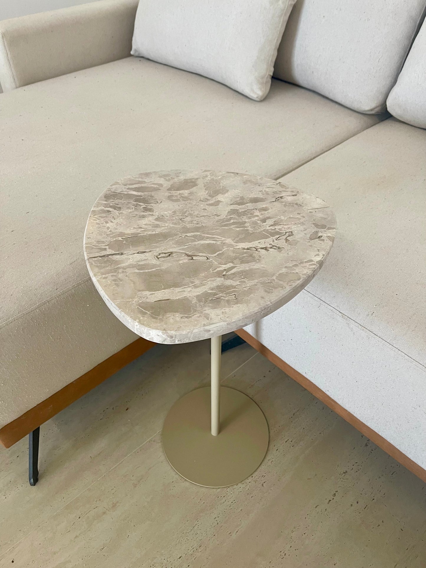 Mesa de Apoio Linha Essencialle - Mármore Travertino Nacional (Levigado Textura Natural) - Base cor Bege