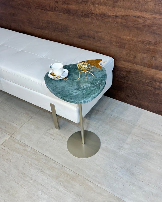 Mesa Lateral - Mármore Verde Guatemala / Base Cor Champanhe/ 60 Cm de Altura / Peça Única
