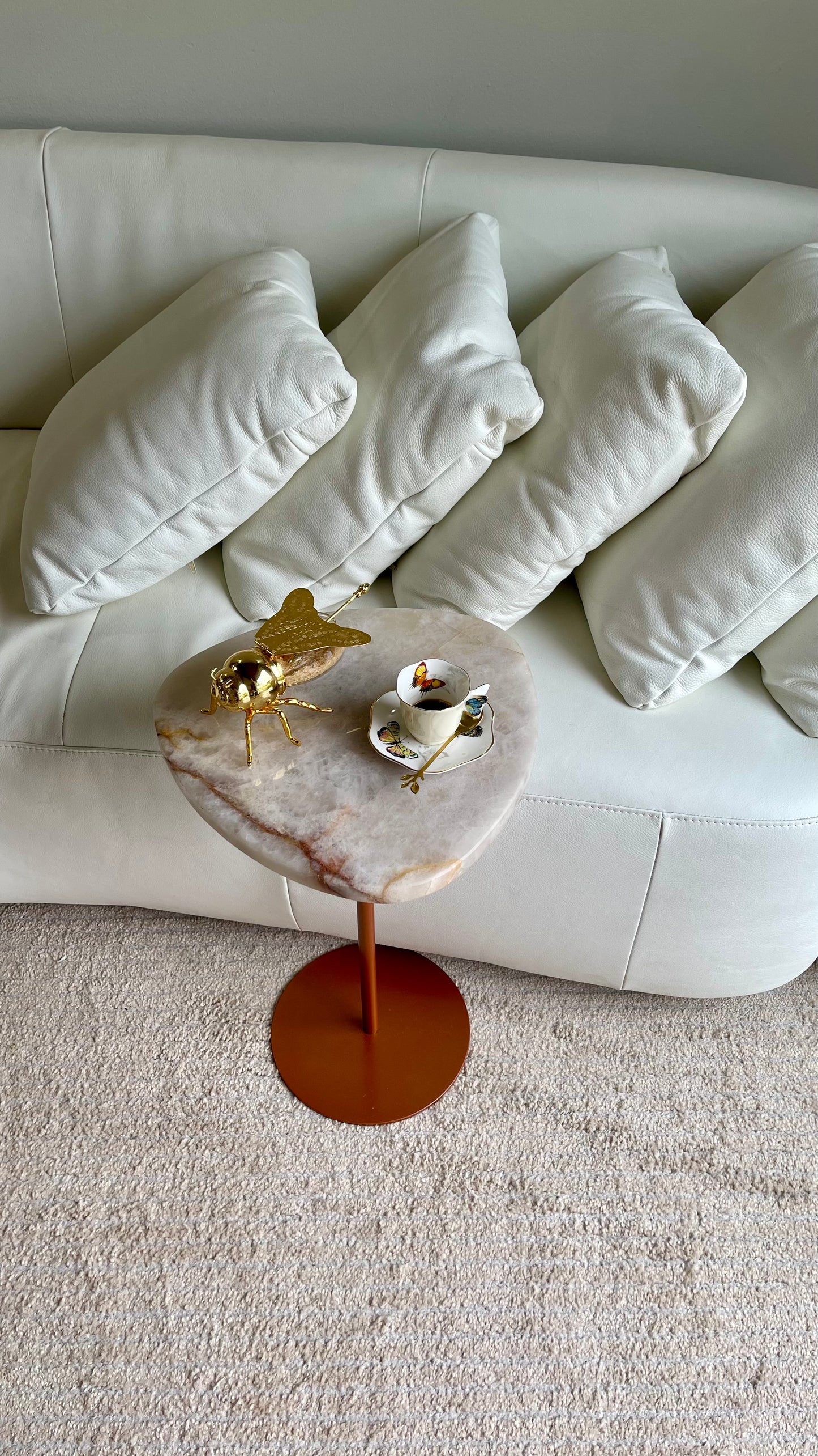 Mesa de Apoio - Linha Essencialle - Quartzito Cristallo Rose - Base cor Cobre Redonda