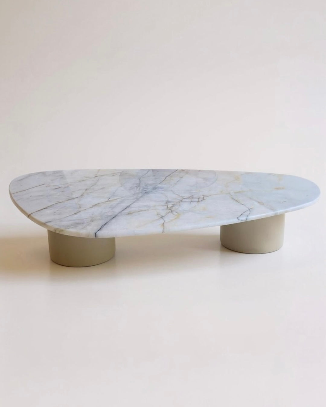 Mesa de Centro Itália - Quartizito Cristallo Gold Textura Polido (Com Brilho) Pés Robustos cor Champanhe