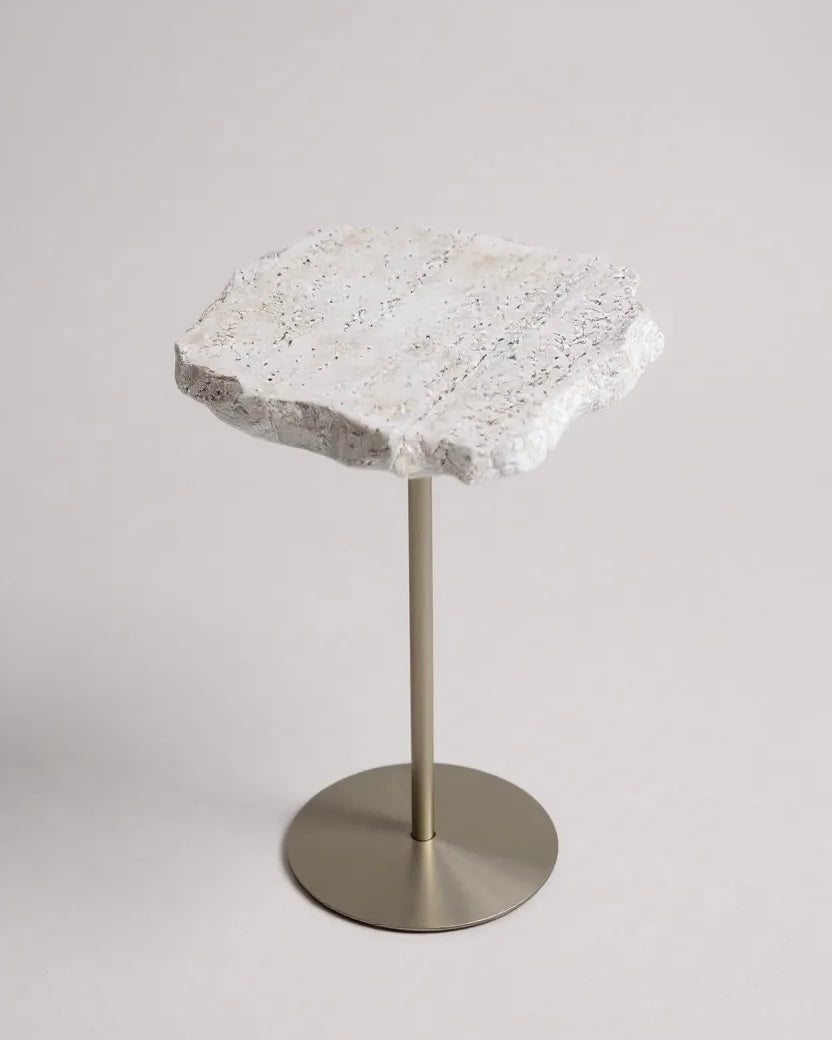 Mesa de Apoio- Mármore Travertino Romano Orgânica - Base cor Champanhe