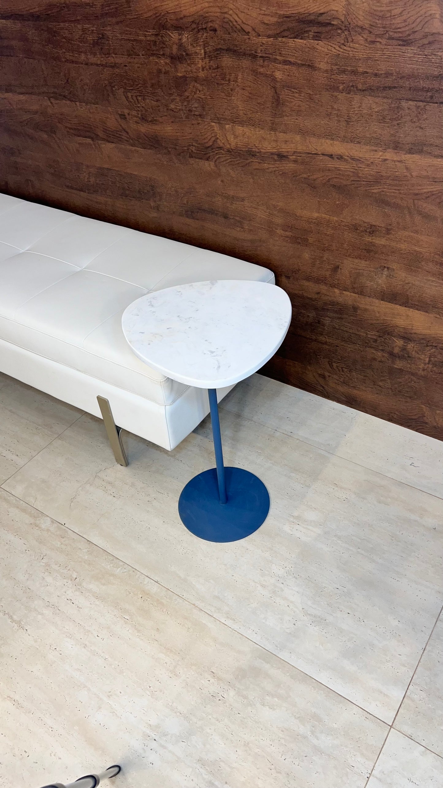 Mesa Lateral - Mármore Calacatta / Base cor Azul / 60 Cm de Altura - Peça Única