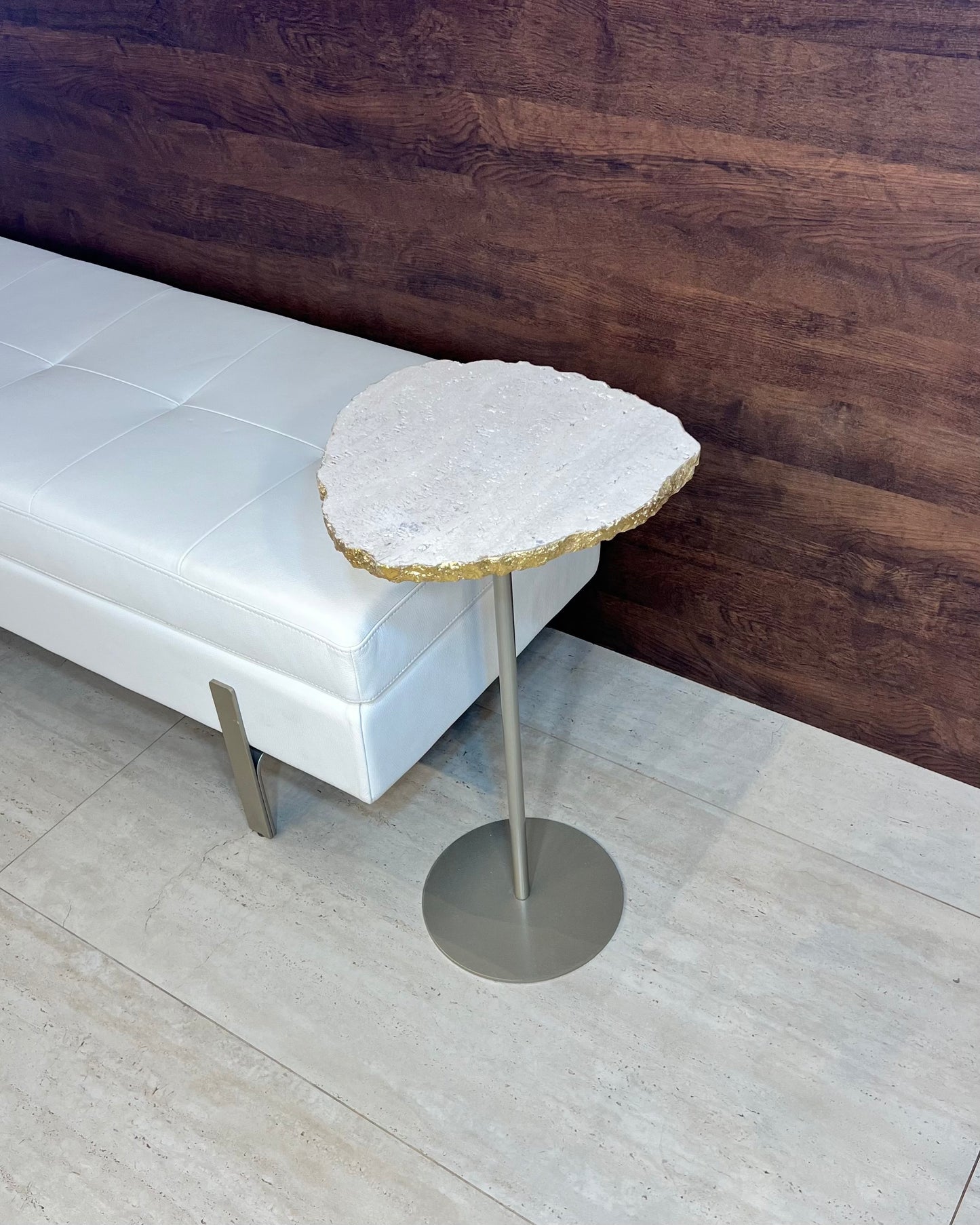 Mesa Lateral - Mármore Travertino Nacional Legítimo - Borda de Folha de ouro / 65 Cm de Altura/ Peça Única