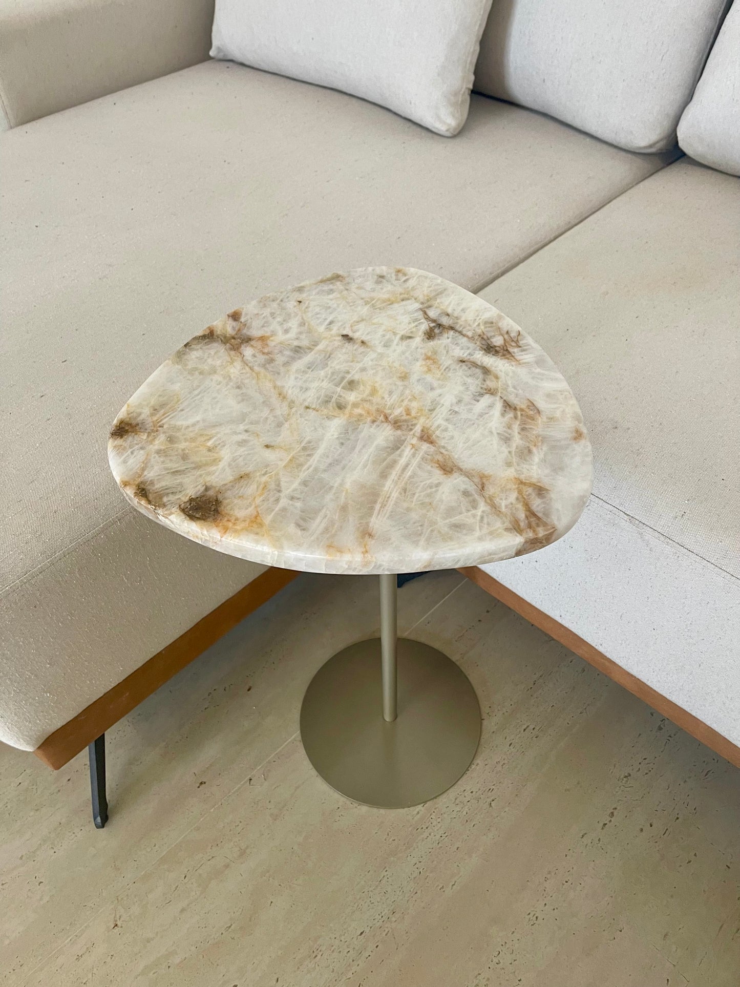 Mesa de Apoio - Linha Essencialle - Quartzito Cristallo Gold- Base cor Champanhe Redonda