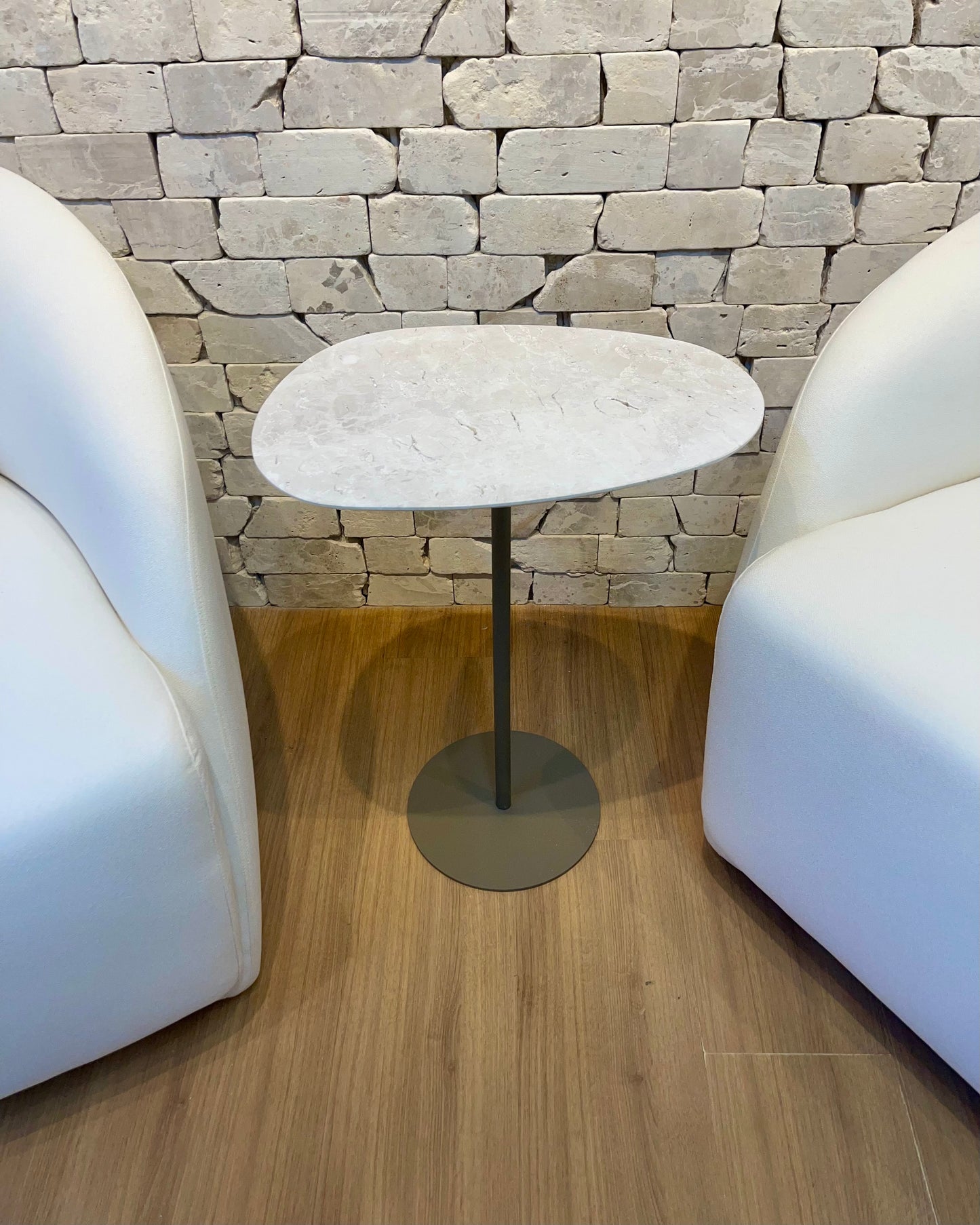 Mesa de Apoio - Linha Tulipa - Mármore Travertino White Cream - Base Cor Fendi