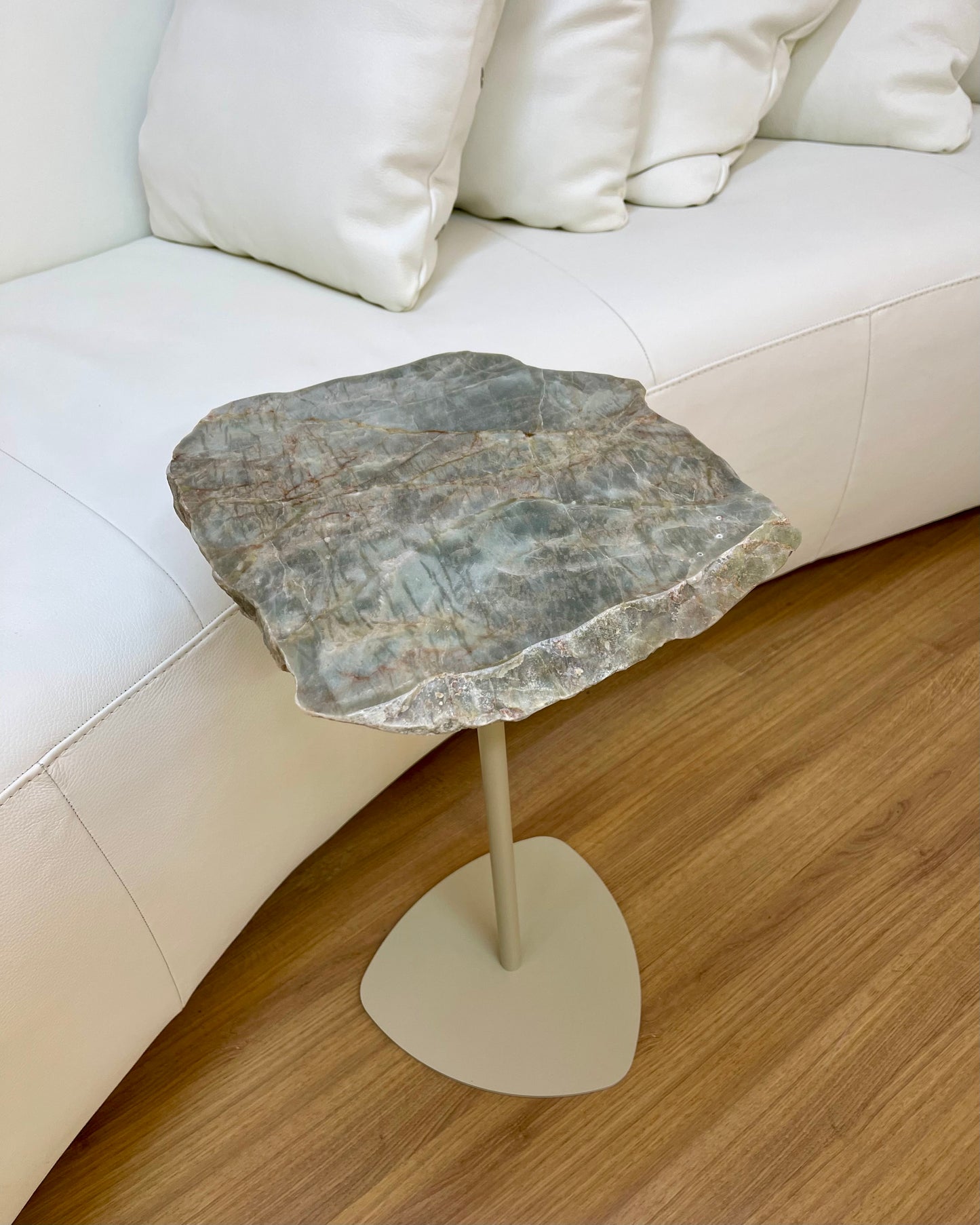 Mesa Pepita Orgânica - Quartzito Verde Esmeralda - Base Sangiovese cor Bege