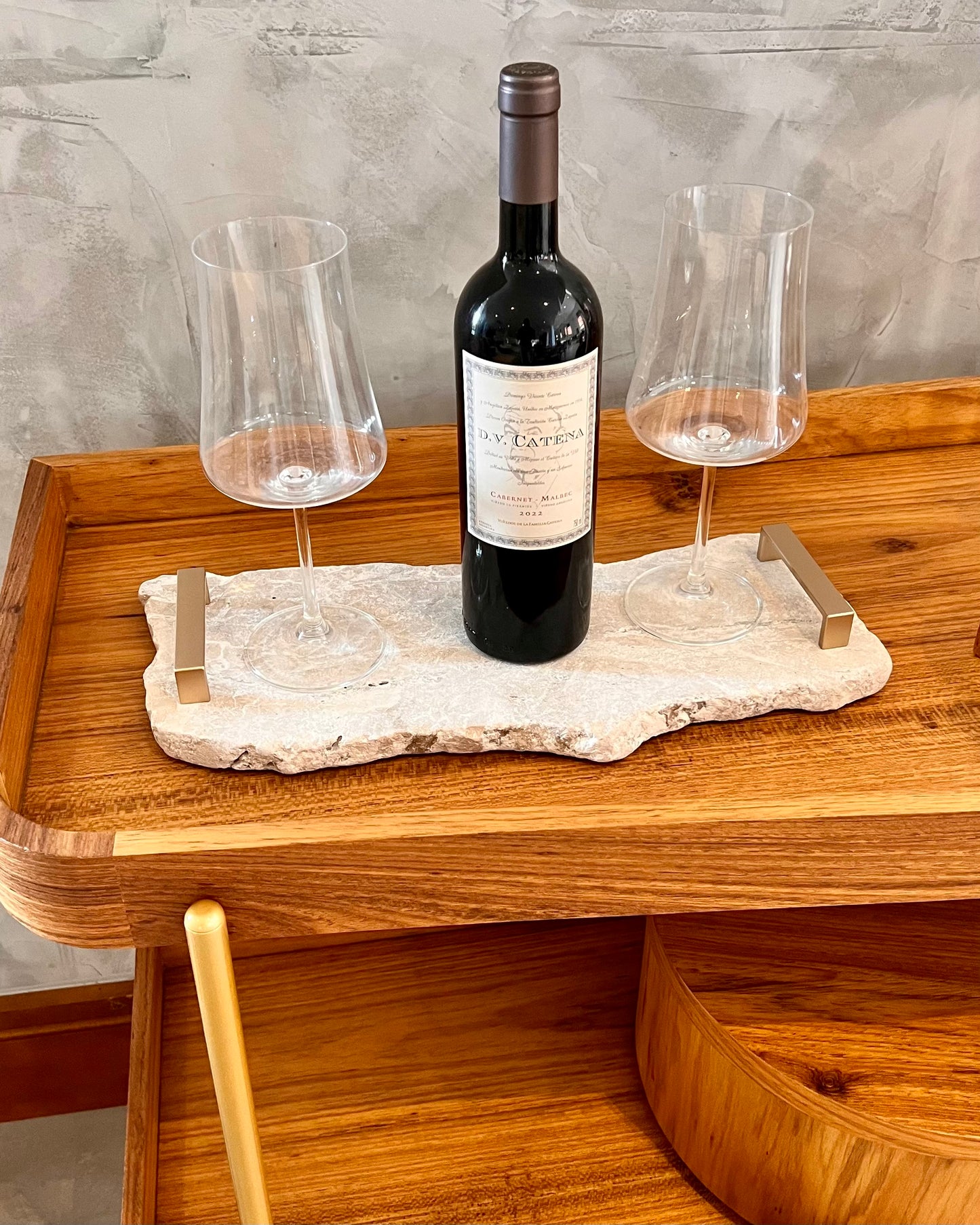 Bandeja Orgânica - Mármore Travertino White Cream - Com Alça Dourada 40x20 Cm