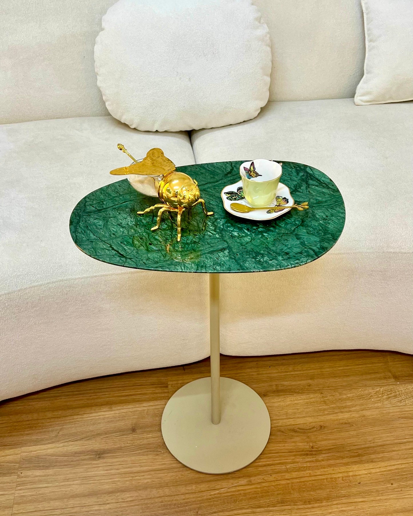 Mesa - Lateral Tulipa Mármore Verde Guatemala Sarinen - Base cor Bege