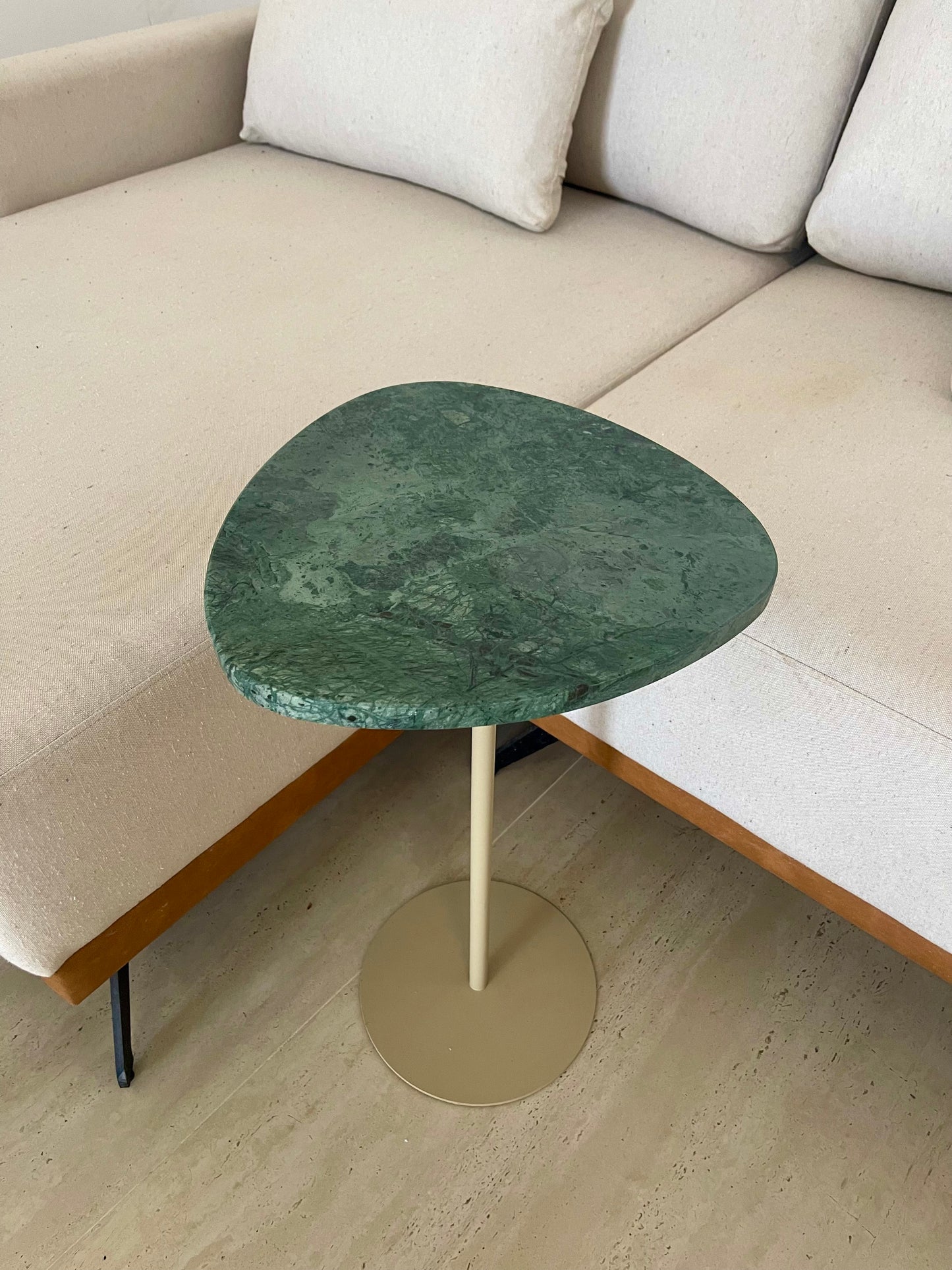 Mesa de Apoio - Linha Essencialle - Mármore Verde Guatemala- Base cor Bege Redonda