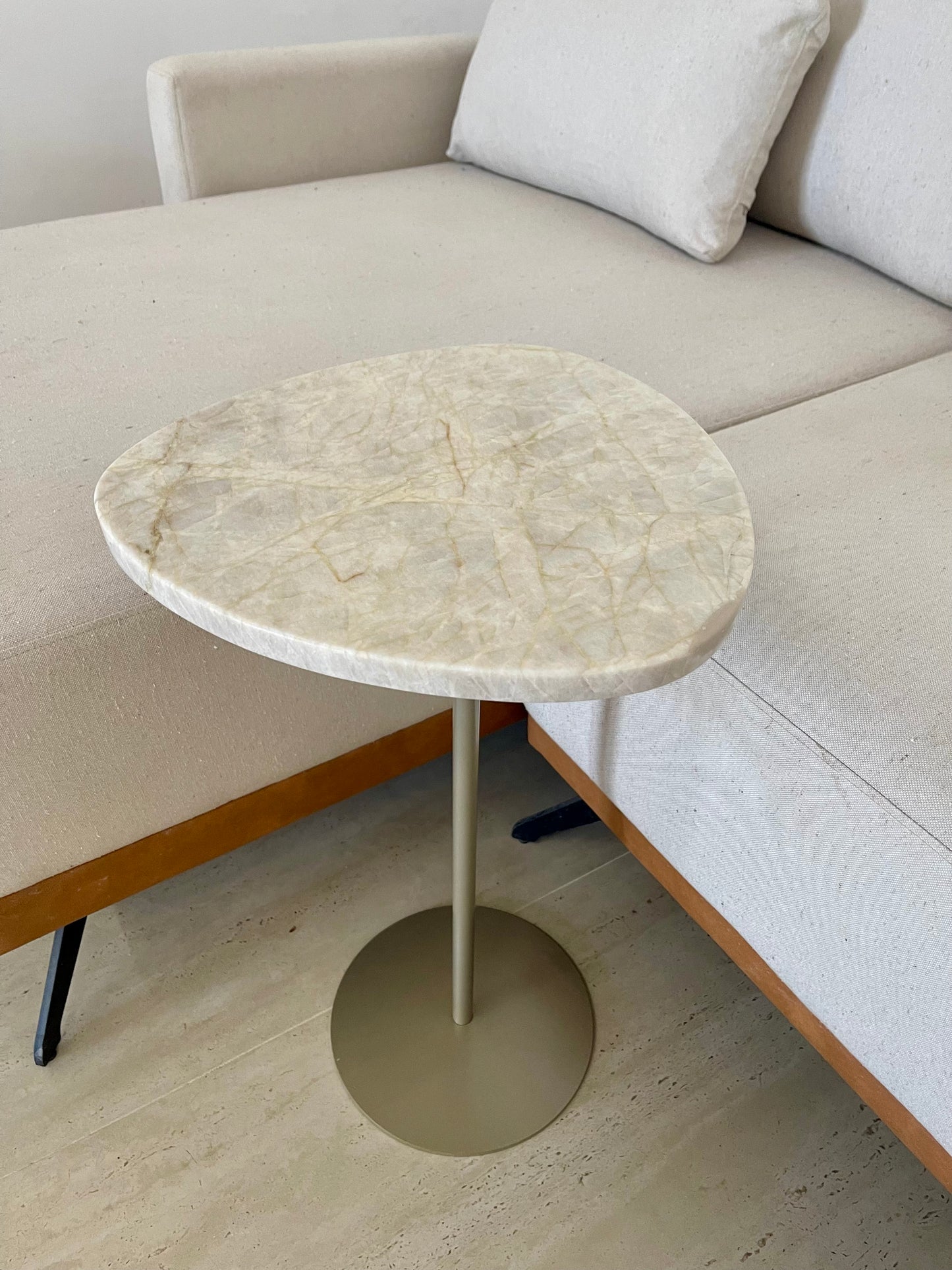 Mesa de Apoio - Linha Essencialle - Quartzito Perlla Santana - Base cor Champanhe Redonda