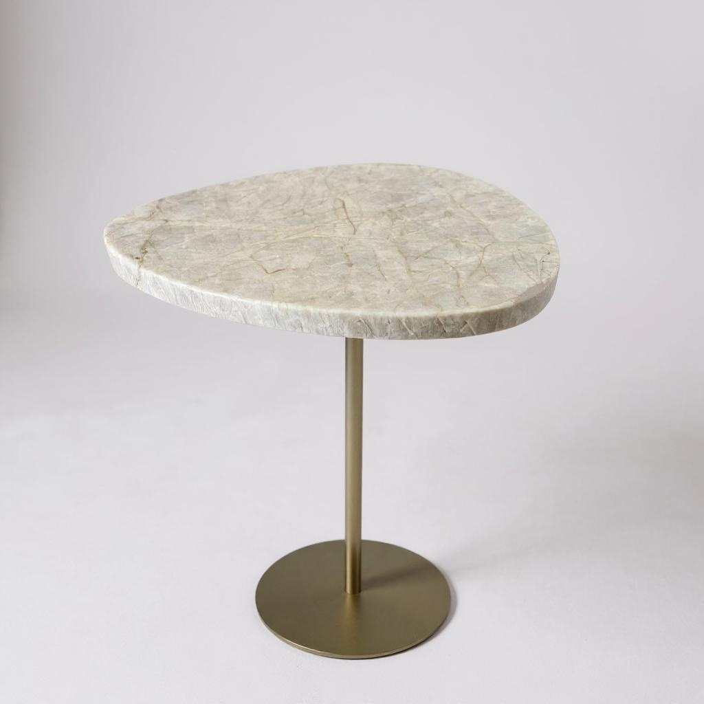 Mesa de Apoio - Linha Essencialle - Quartzito Perlla Santana - Base cor Champanhe Redonda