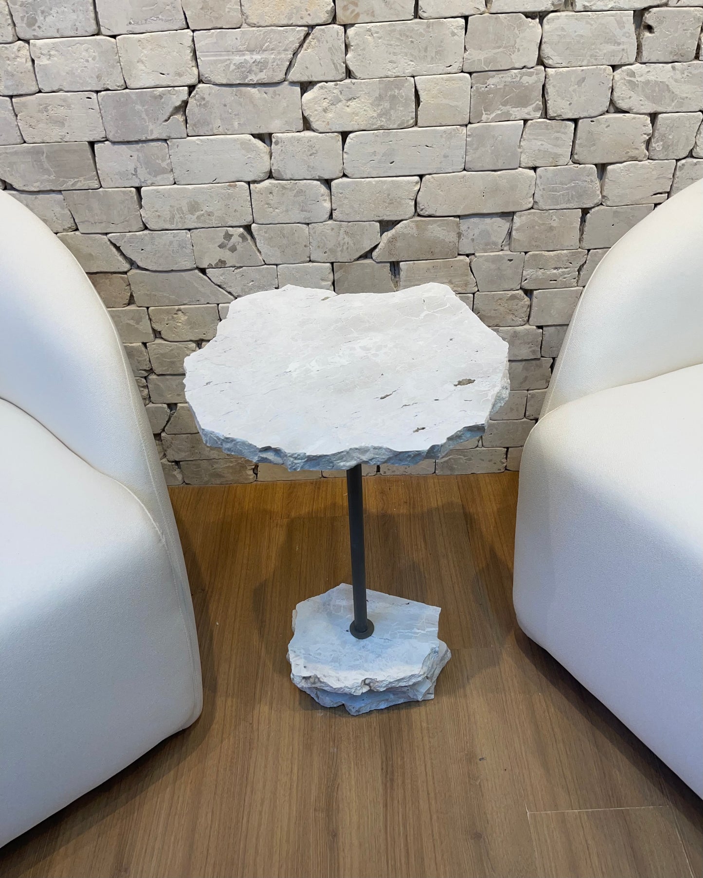 Mesa de Apoio Orgânica Pietra - Mármore Travertino White Cream - Base Cor Fendi