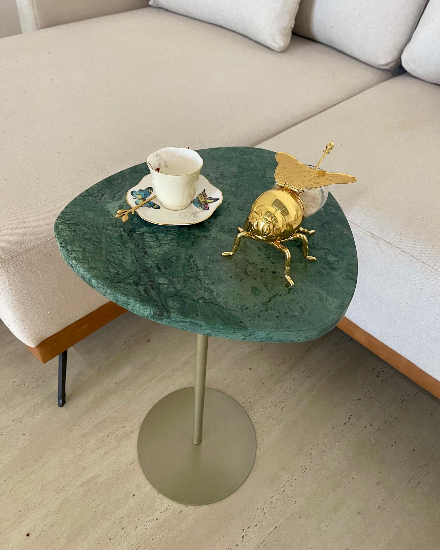 Mesa de Apoio - Linha Essencialle - Mármore Verde Guatemala- Base cor Champanhe Redonda