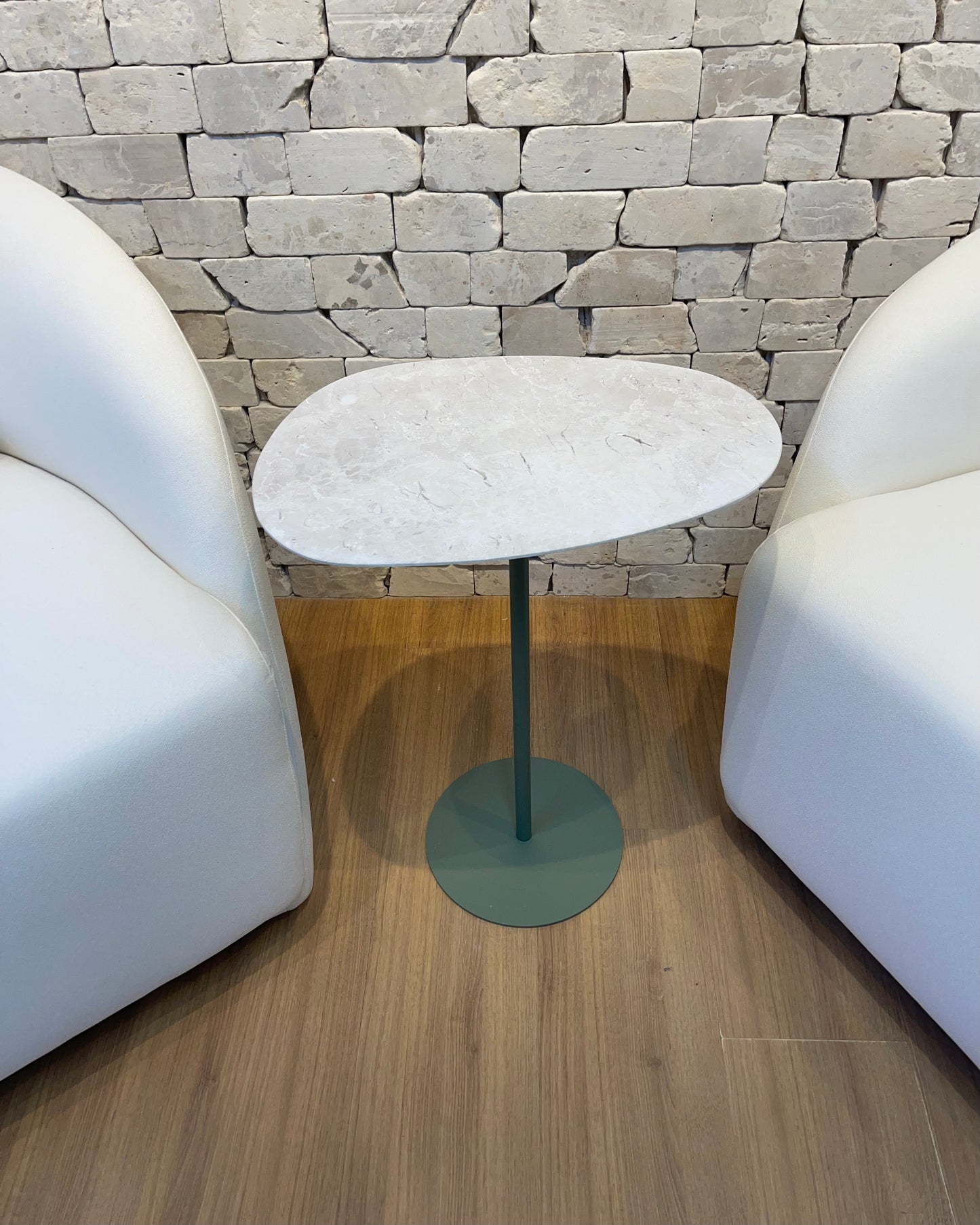 Mesa de Apoio - Linha Tulipa - Mármore Travertino White Cream - Base Cor Verde