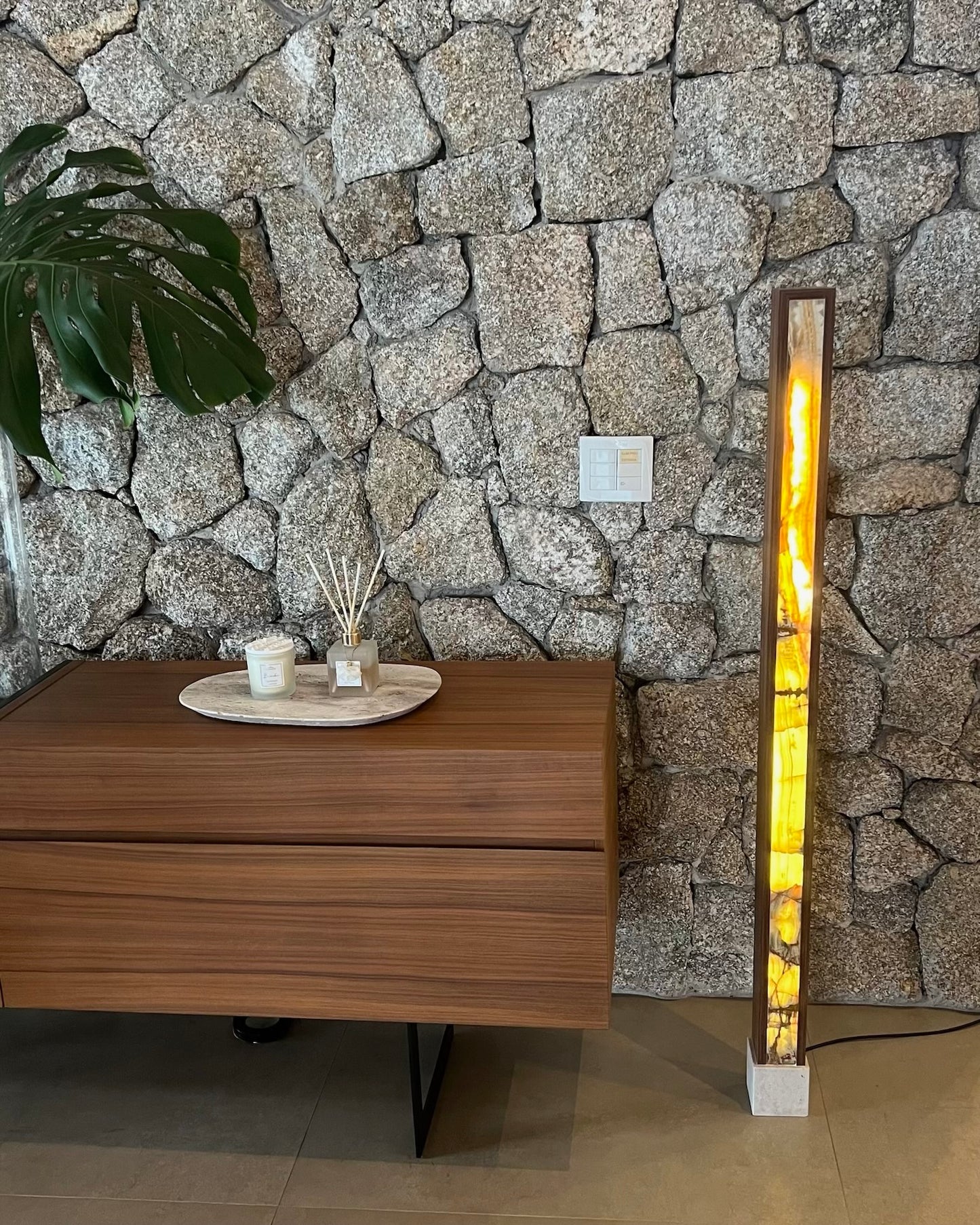 Luminária Ônix Paquistanês - 1.30 m de Altura 8x8 cm de Largura
