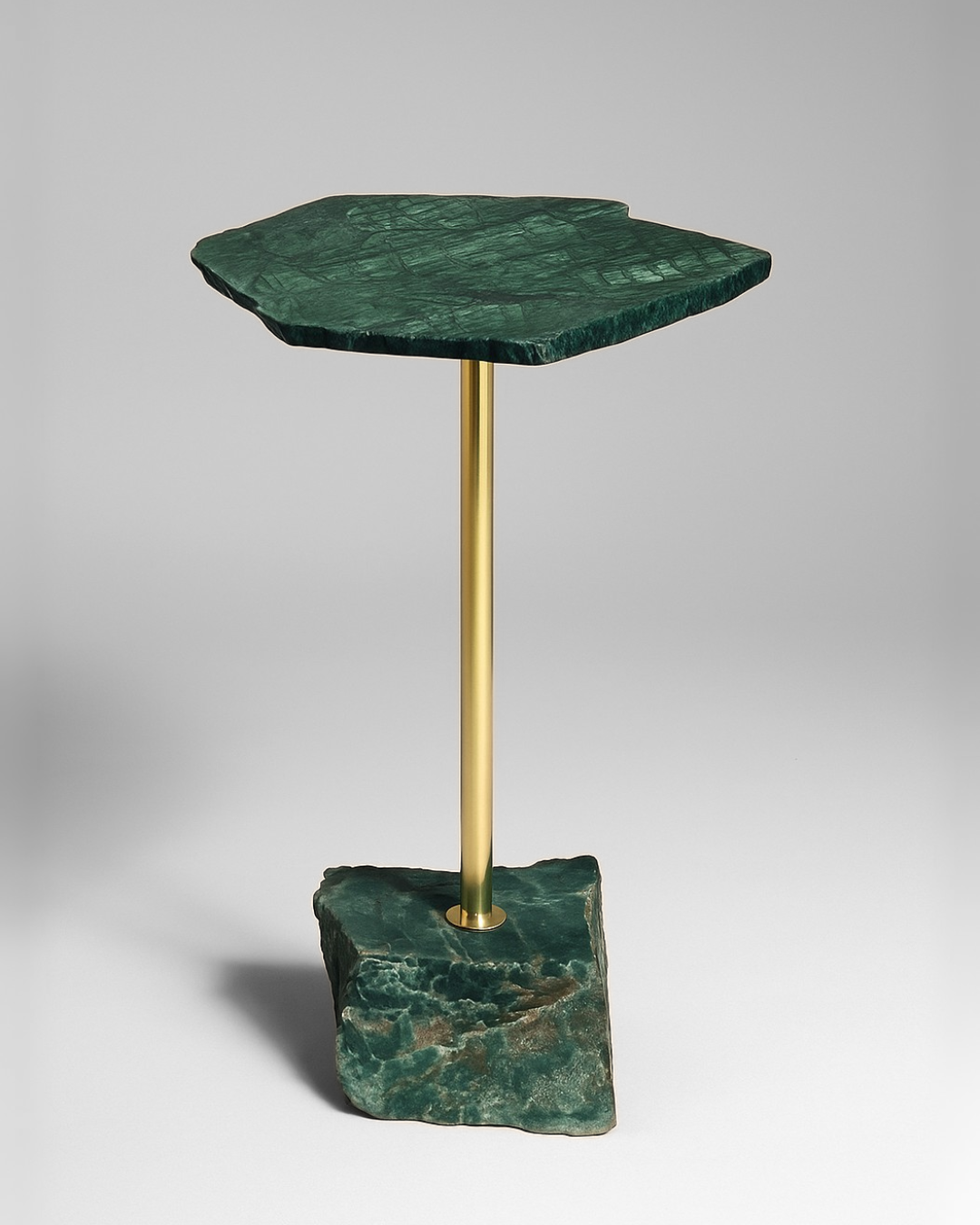Mesa Lateral Pietra - Quartzo Verde Esmeralda Royale - Haste cor Dourada