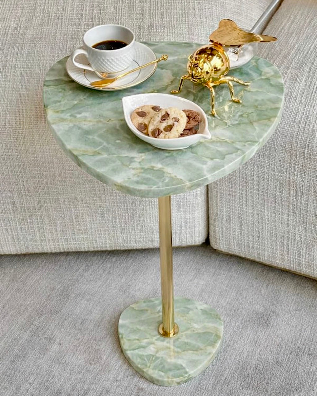 Mesa de Apoio Sangiovese - Quartzito Verde Esmeralda - Edição Especial - Haste cor Dourada - Textura Polida