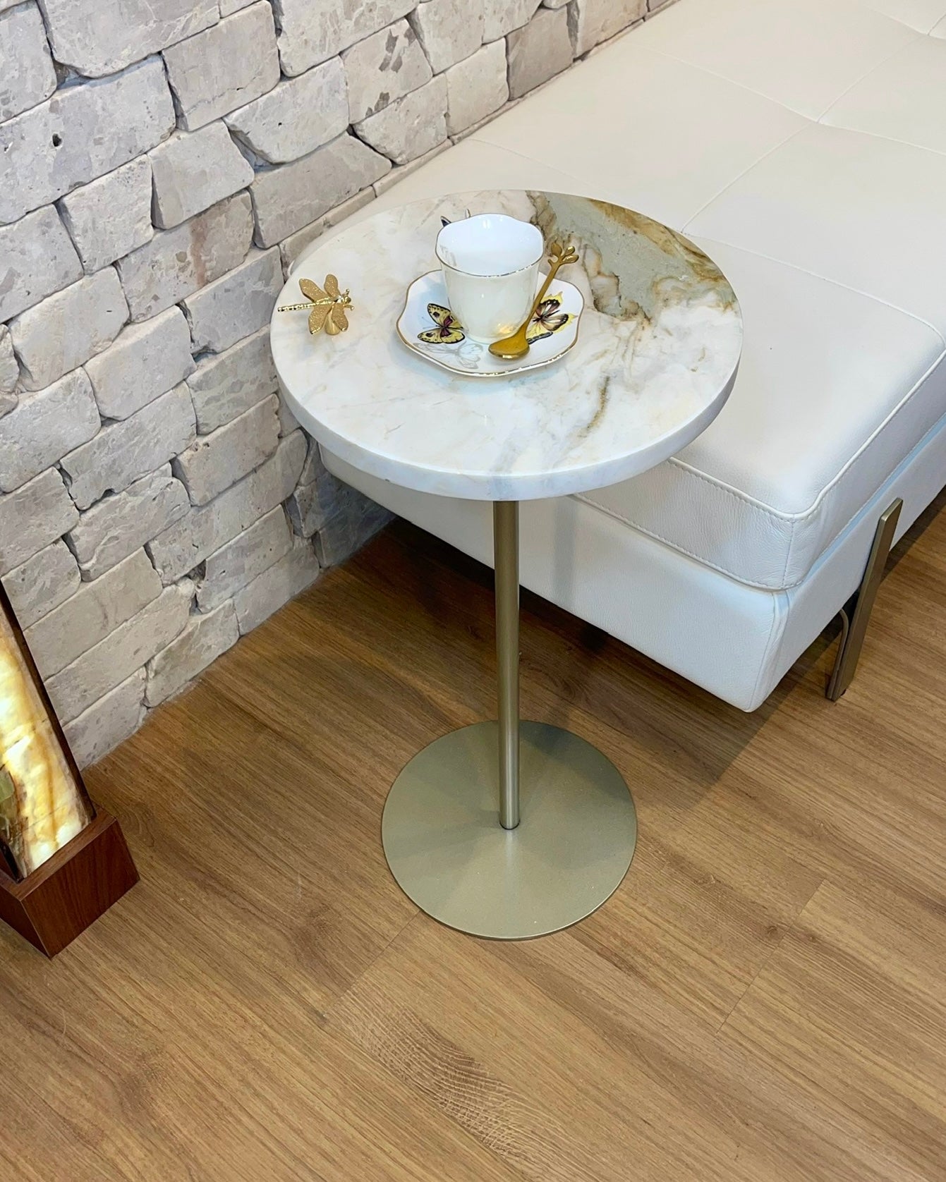 Mesa Lateral - Mármore Macchia Oro - Linha Zera com Libélula - Base cor Champanhe