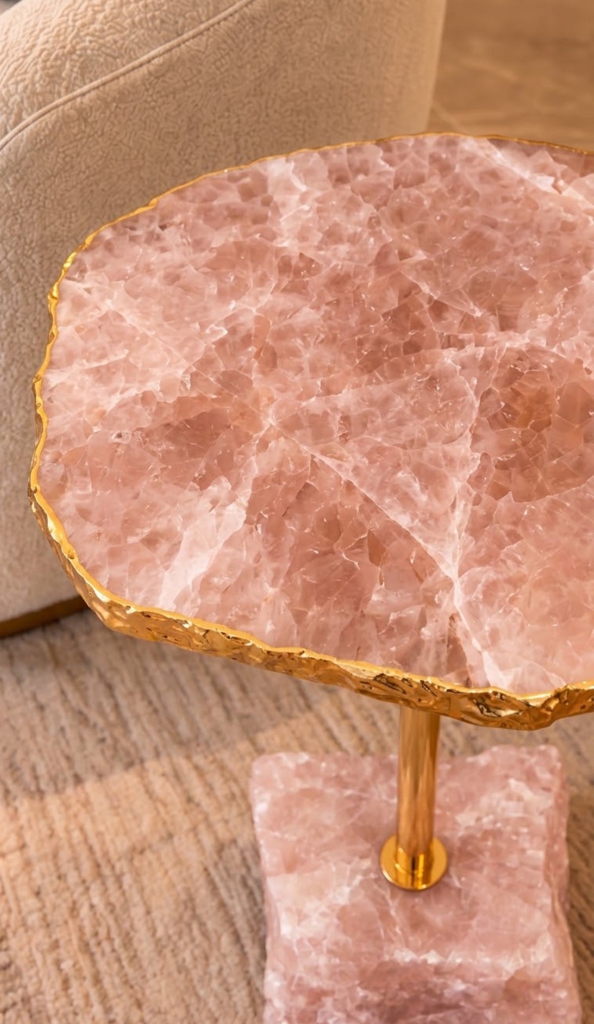 Mesa Lateral Pietra | Önix Cristallo Rose Borda Folha de Ouro 24 k - Haste Doura Polida