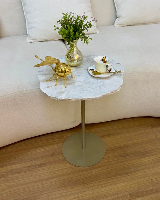 Mesa Lateral - Orgânica Mármore Calacatta Michelangelo- Base cor Champanhe