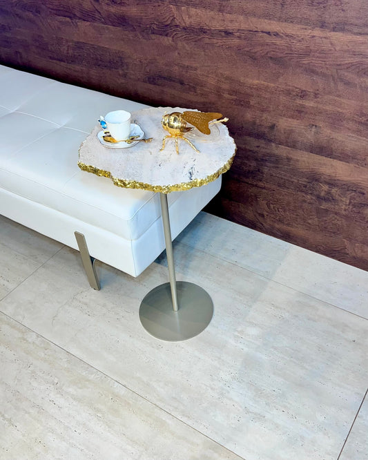 Mesa Lateral - Mármore Travertino Romano Legítimo - Borda de Folha de ouro Orgânica - Base cor Champanhe