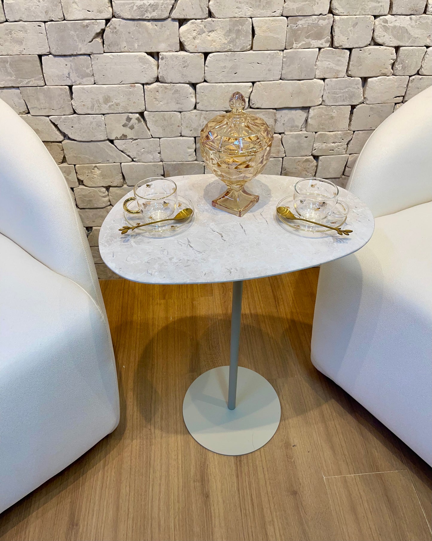 Mesa de Apoio - Linha Tulipa - Mármore Travertino White Cream - Base Cor Bege