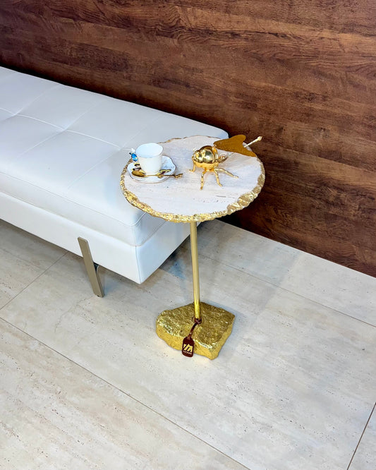 Mesa Lateral - Lá Roca D’oro Revestida com folhas de Ouro / 60 Cm de Altura / Peça Única