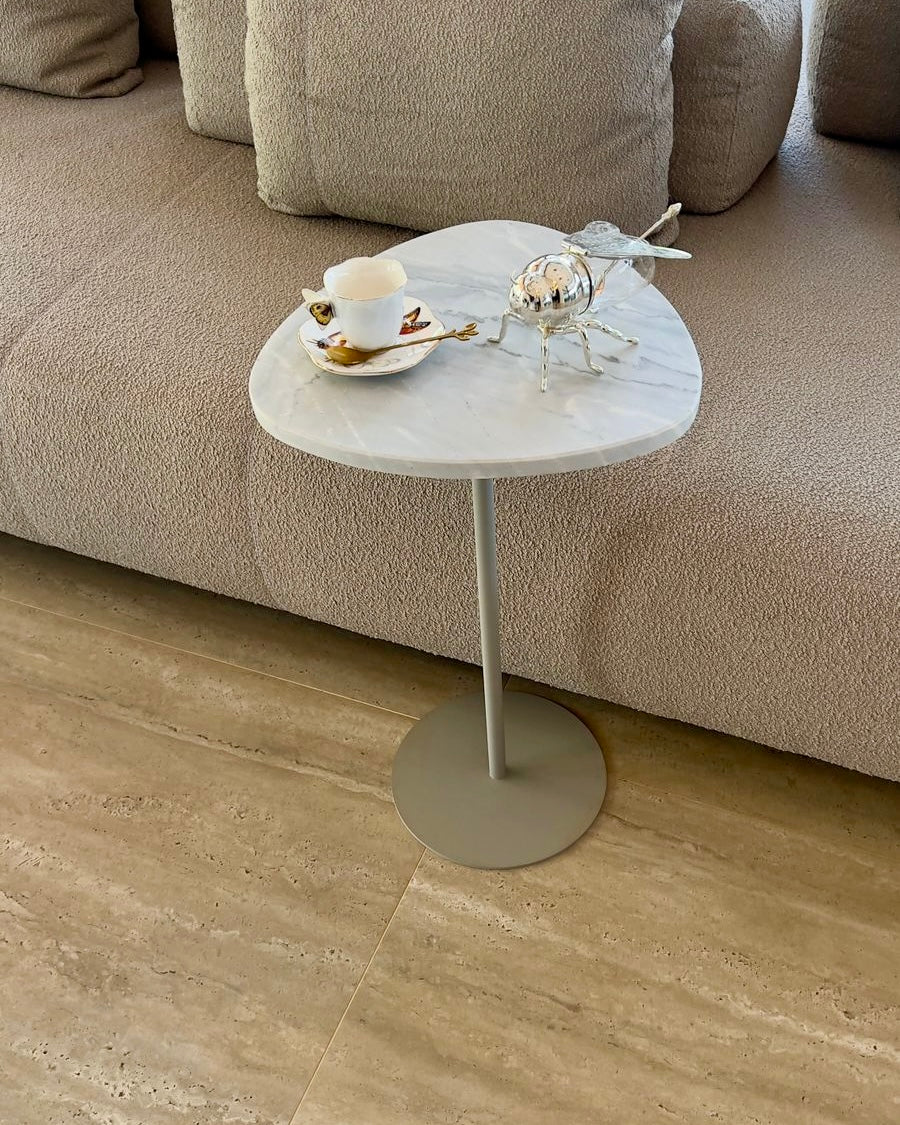Mesa de Apoio - Linha Essencialle - Mármore Grigio Vulcano- Base cor Cinza Redonda