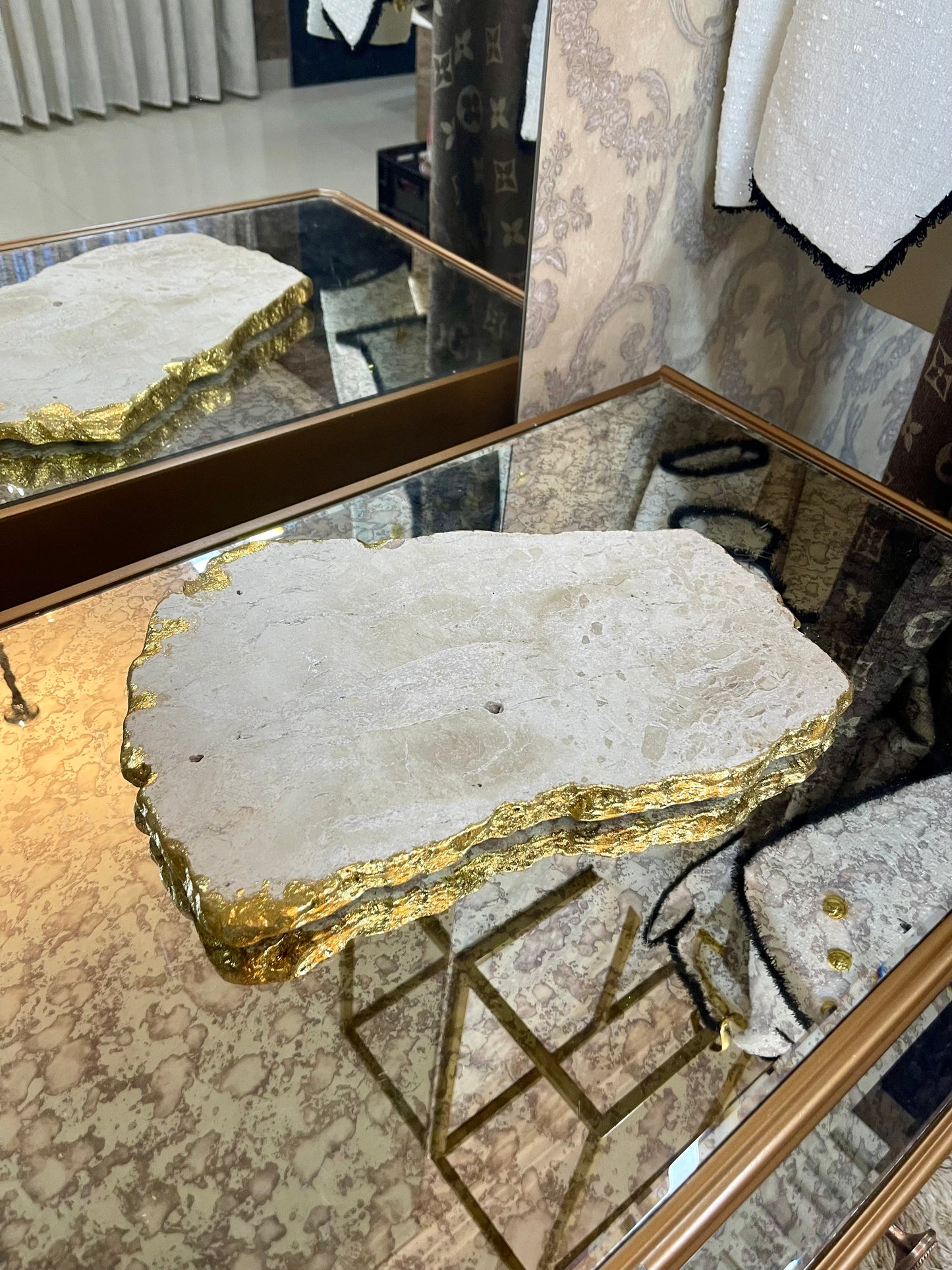 Platter - Mármore Travertino Nacional- Textura Levigado (Natural) com folha de ouro na borda - 36 Cm de diâmetro!