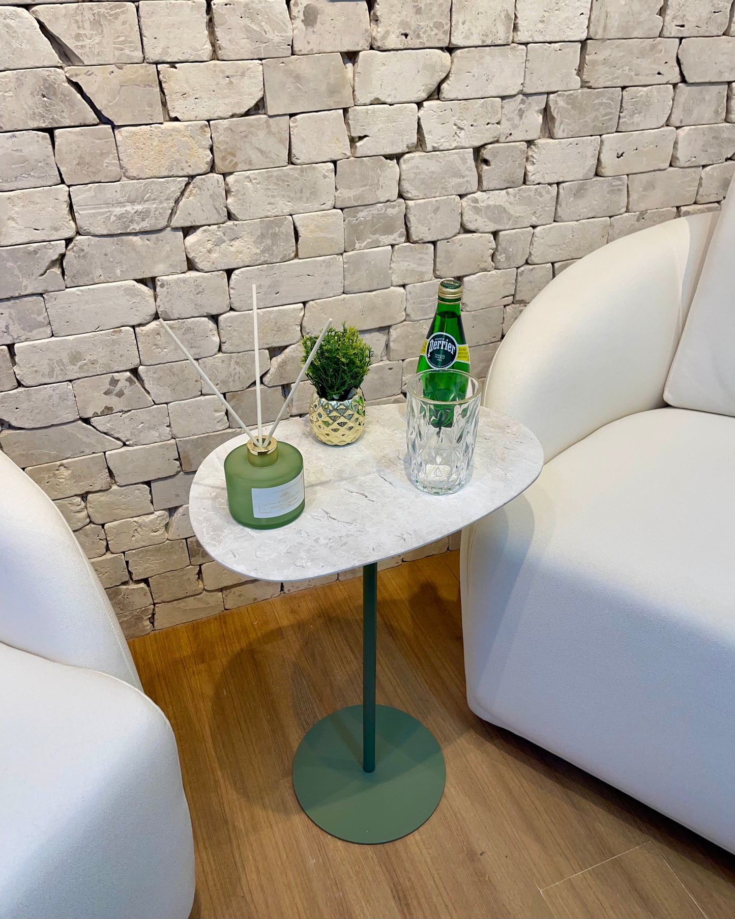 Mesa de Apoio - Linha Tulipa - Mármore Travertino White Cream - Base Cor Verde