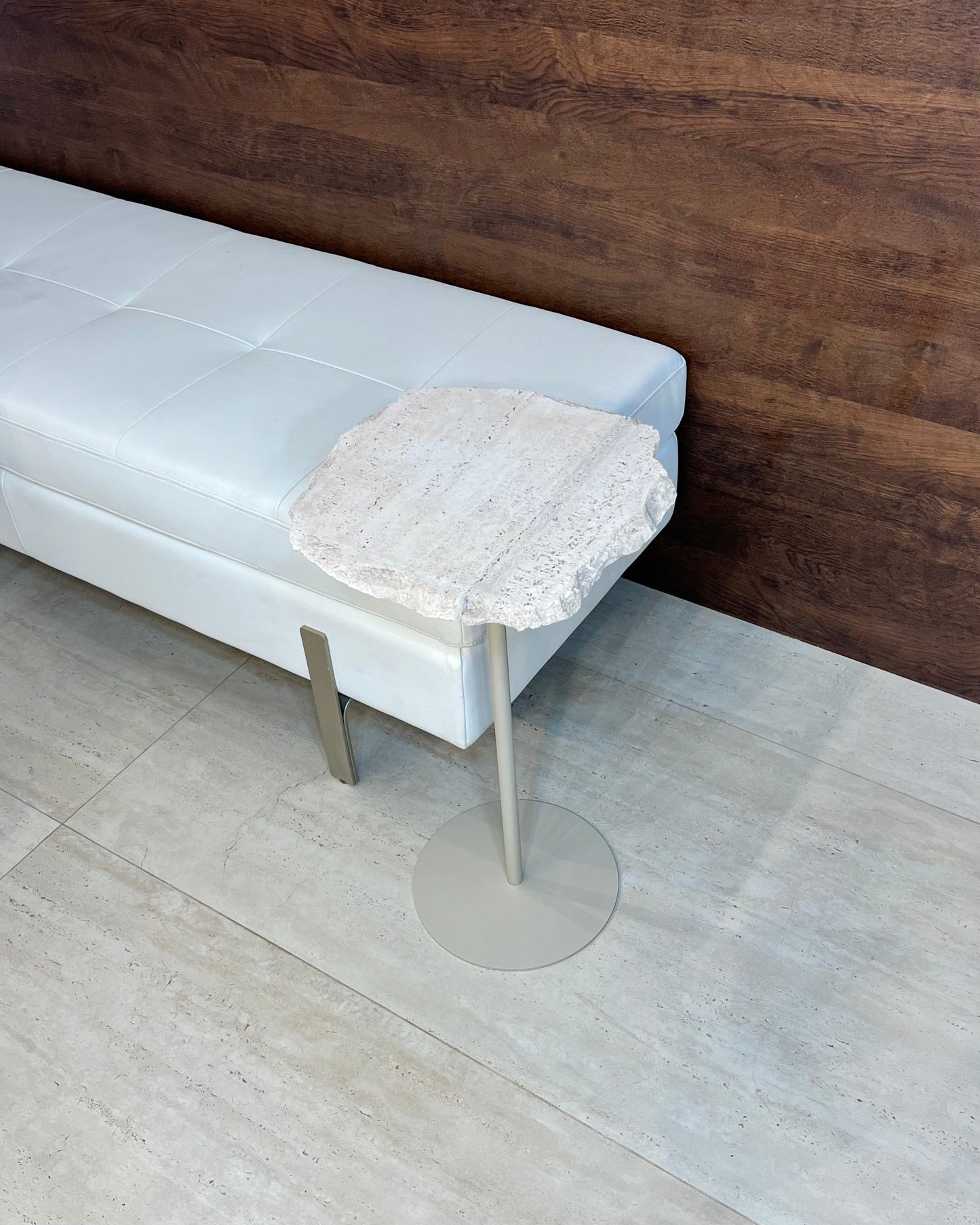 Mesa de Apoio - Mármore Travertino Romano Orgânica - Base cor Bege