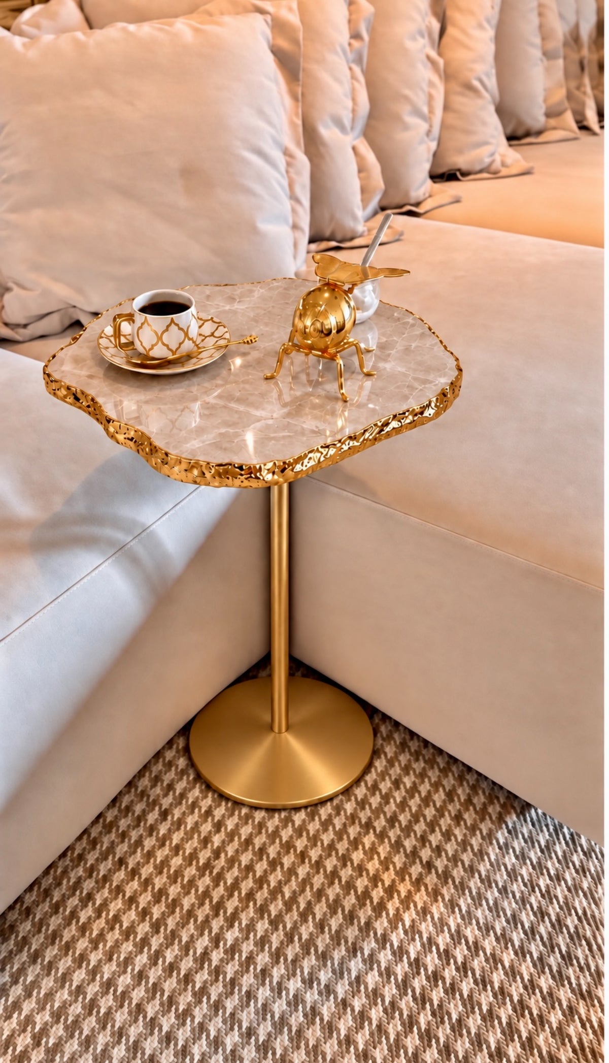 Mesa de Apoio Orgânica - Taj Mahal Bordas Folha de Ouro 24k | Base cor Dourada