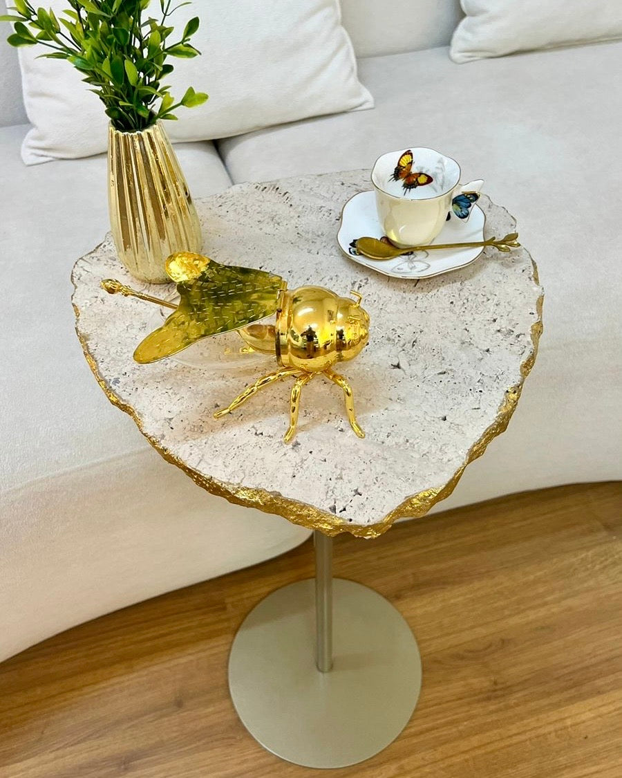 Mesa de Apoio Essencialle- Mármore Travertino Romano Legítimo com Bordas em Folhas de Ouro - Base cor Champanhe