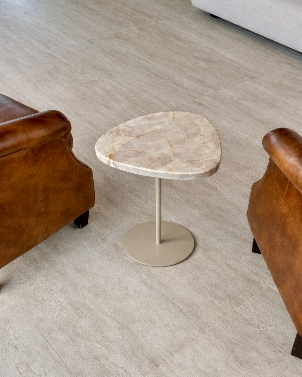 Mesa de Apoio - Linha Essencialle - Quartzito Taj Mahal - Base cor Marfim Redonda